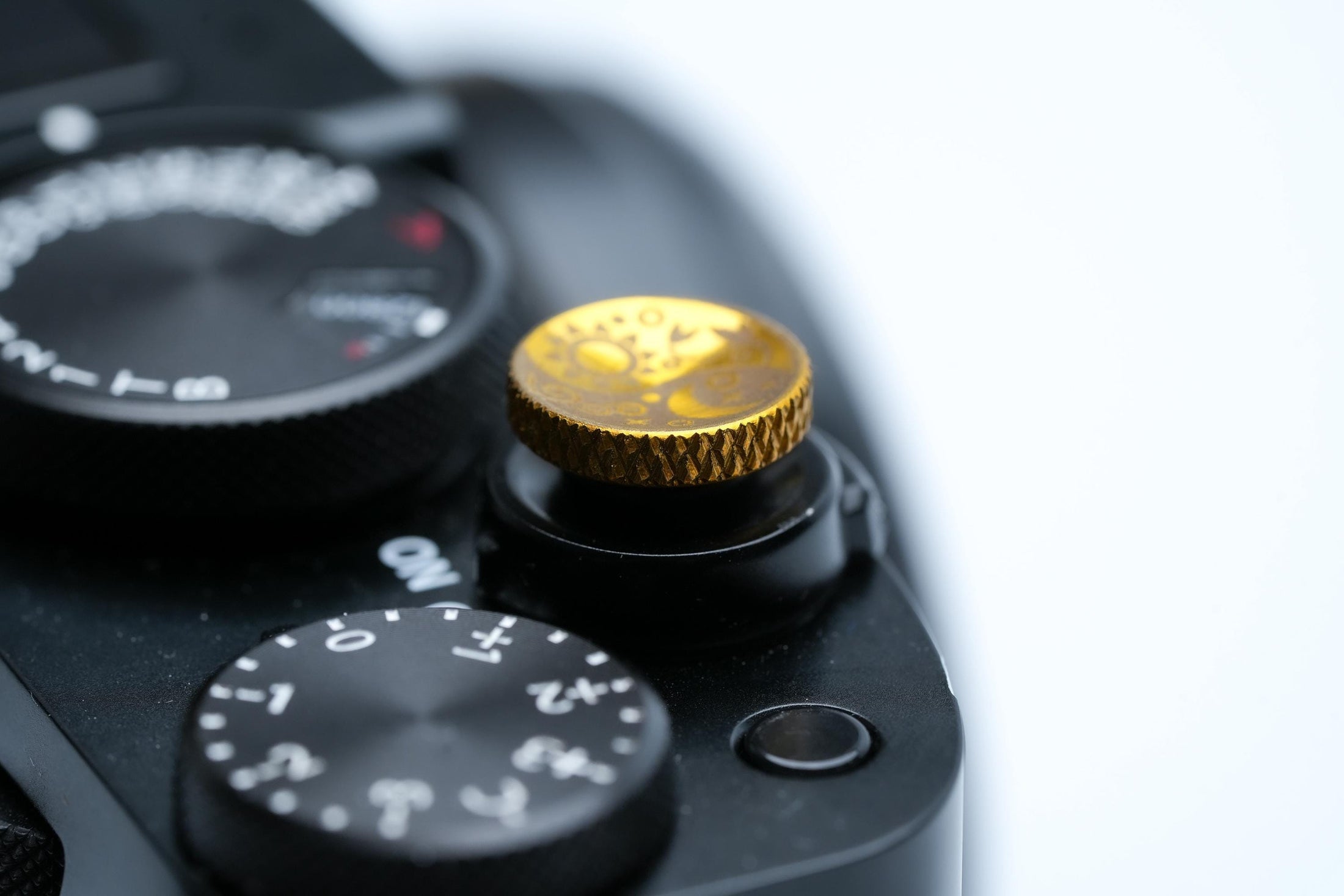 Soleluna ontspanknop Yin Yang – messing goudkleurig – zon en maan gravure voor Fujifilm X100VI, Sony, Nikon, Leica & analoge camera’s