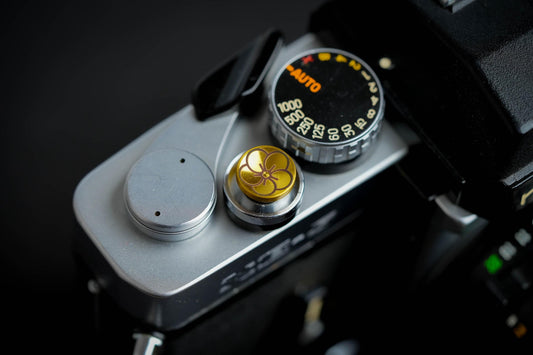 Ontspanknop met bloemgravering: Geef je camera een luxe upgrade met deze messing ontspanknop!