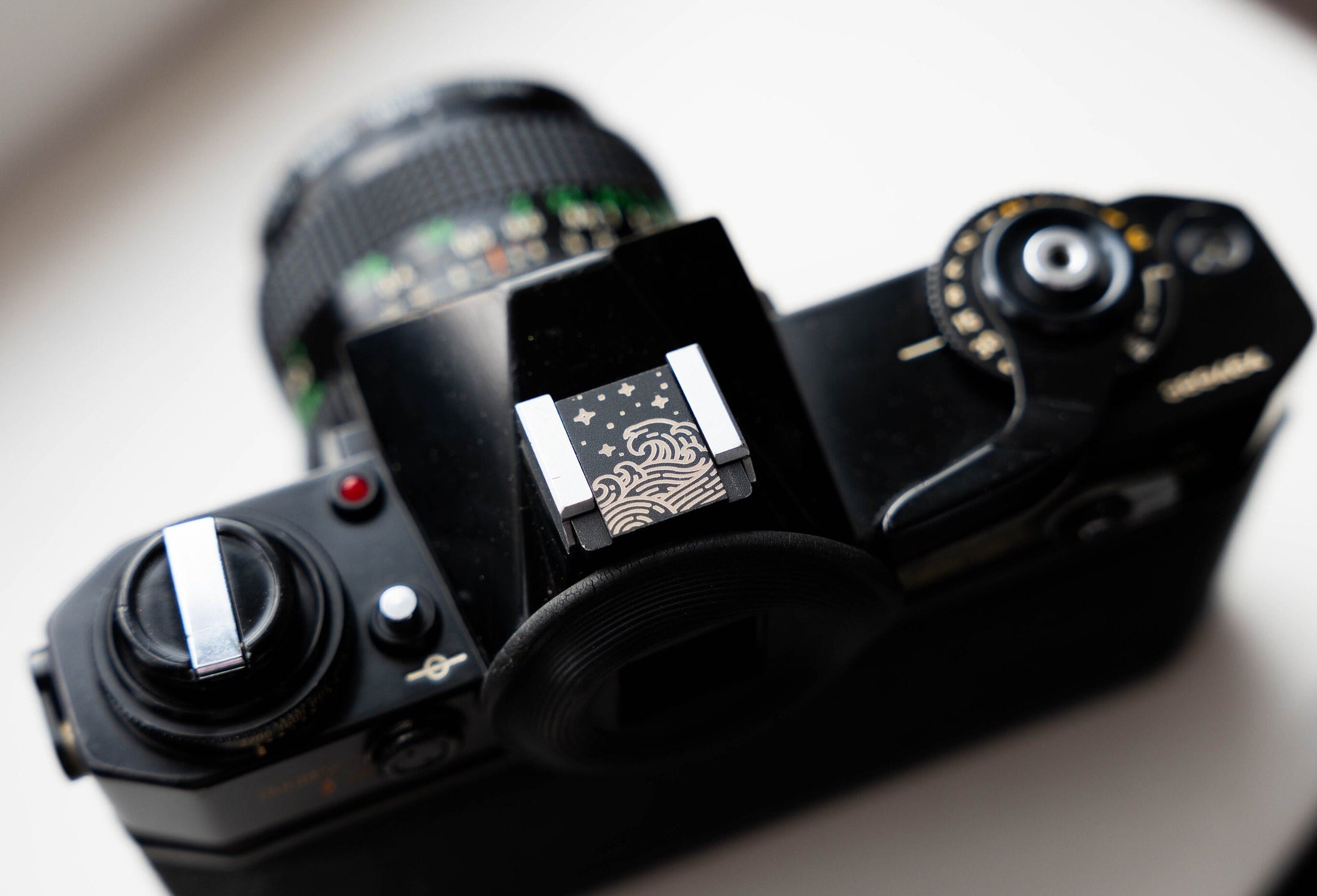 Gepersonaliseerde flitsschoen – "The Japanese Wave" – op maat gegraveerd ontwerp voor camera liefhebbers by Unseend