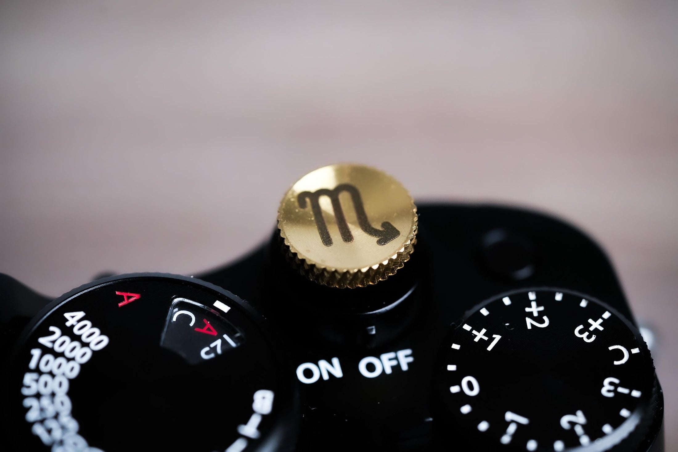 Ontspanknop sterrenbeeld Schorpioen – Scorpio symbool – licht messing – gelaserd & met de hand afgewerkt