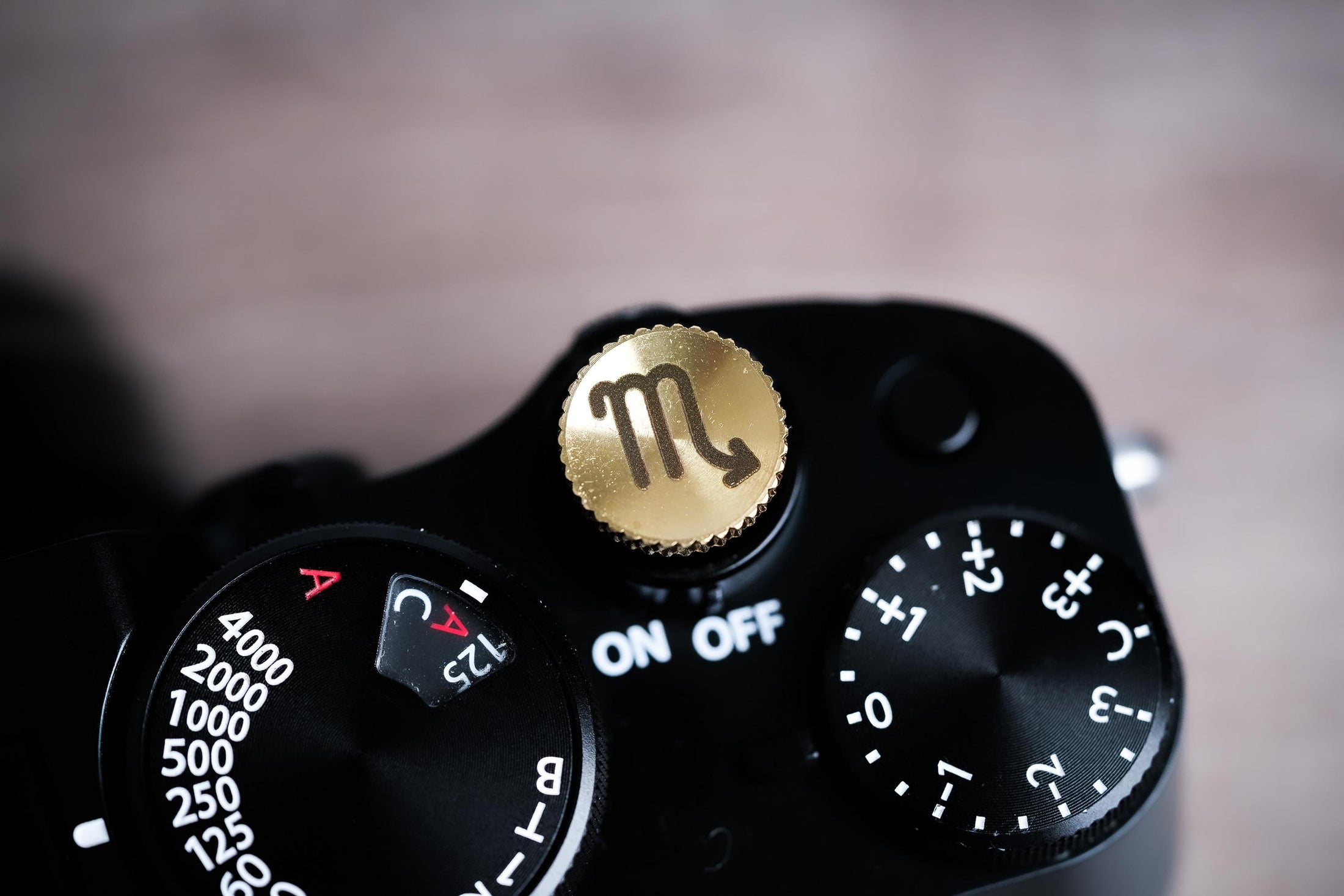 Ontspanknop sterrenbeeld Schorpioen – Scorpio symbool – licht messing – gelaserd & met de hand afgewerkt