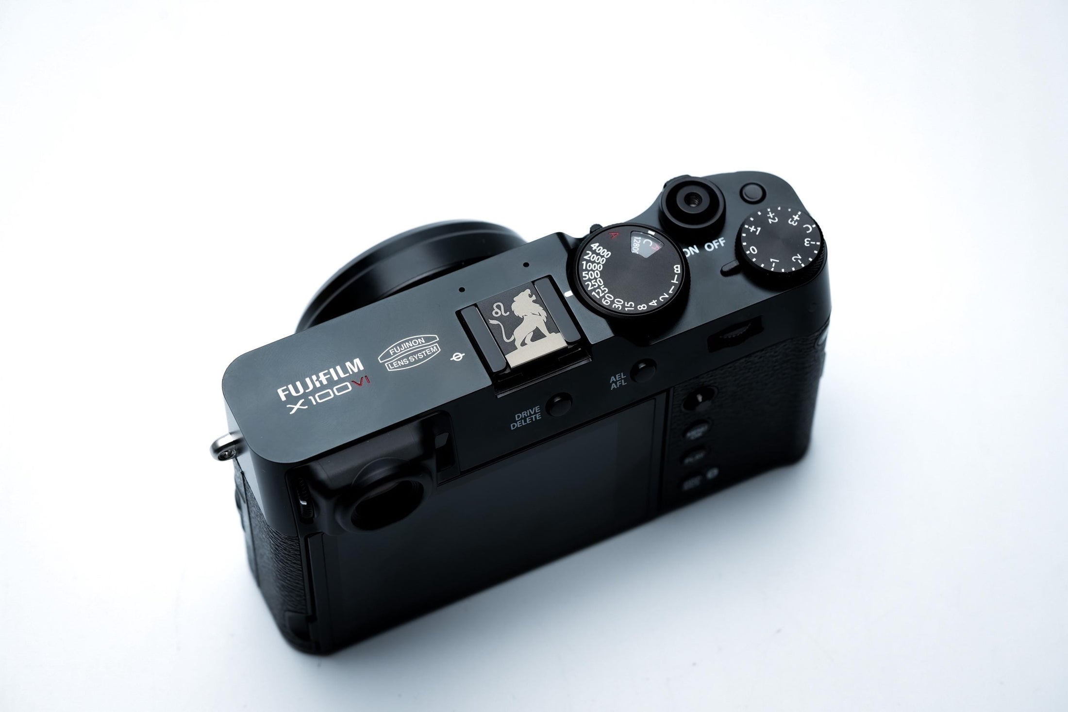 Hotshoe cover leeuw sterrenbeeld – zwart aluminium flitsschoen accessoire voor Fujifilm X100VI, Canon & meer