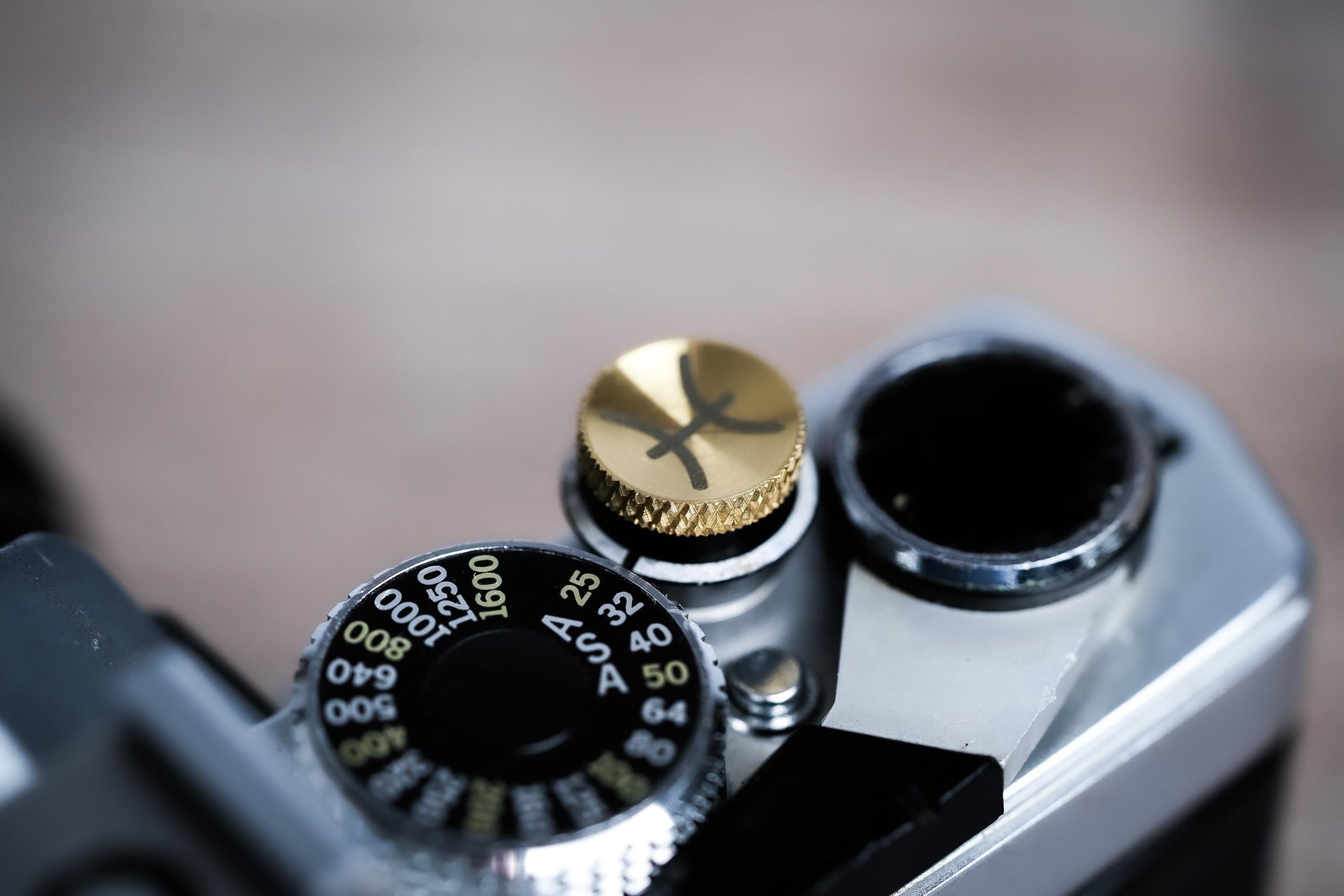 Ontspanknop sterrenbeeld Vissen – Pisces symbool – licht messing – gelaserd & handgemaakt