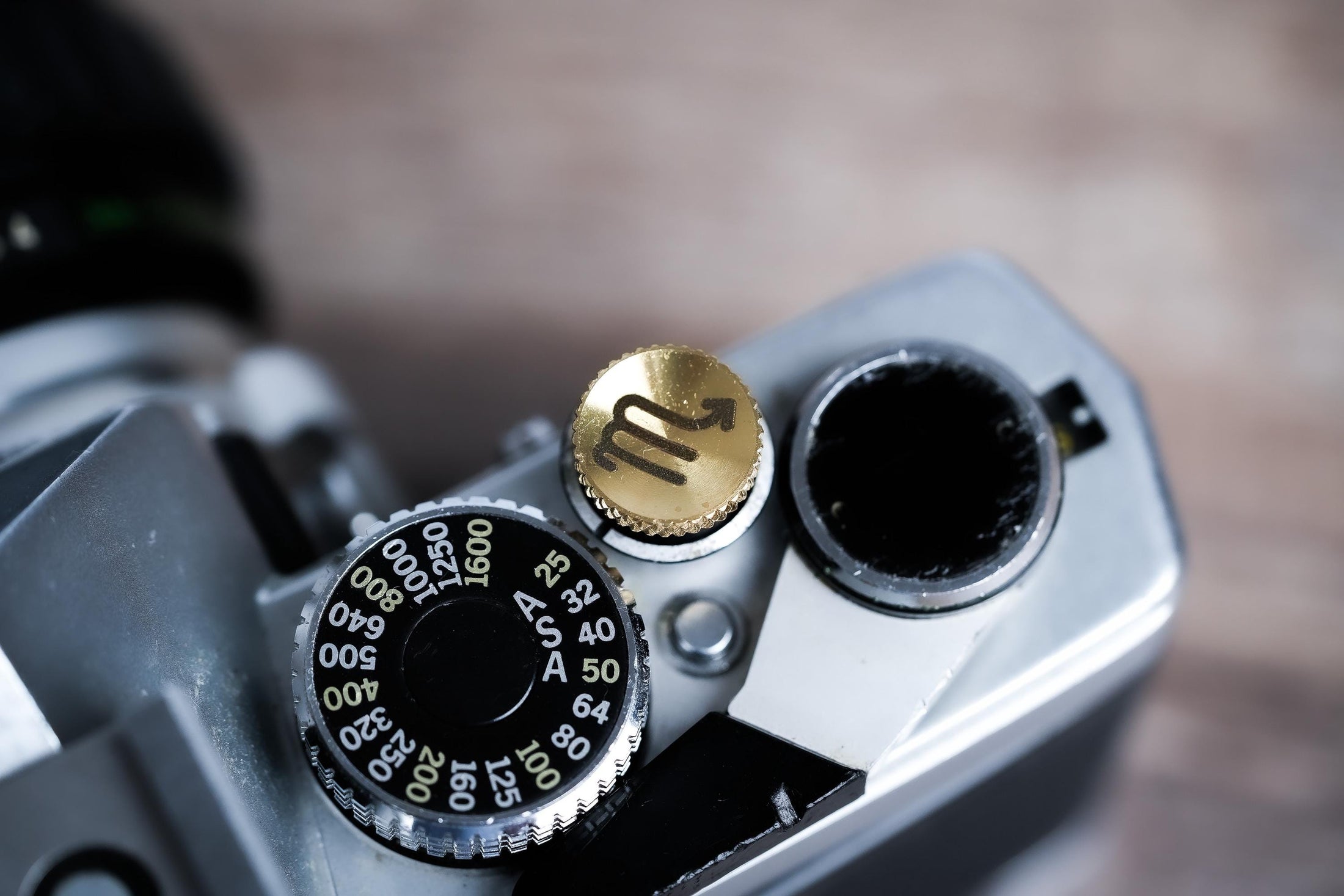 Ontspanknop sterrenbeeld Schorpioen – Scorpio symbool – licht messing – gelaserd & met de hand afgewerkt