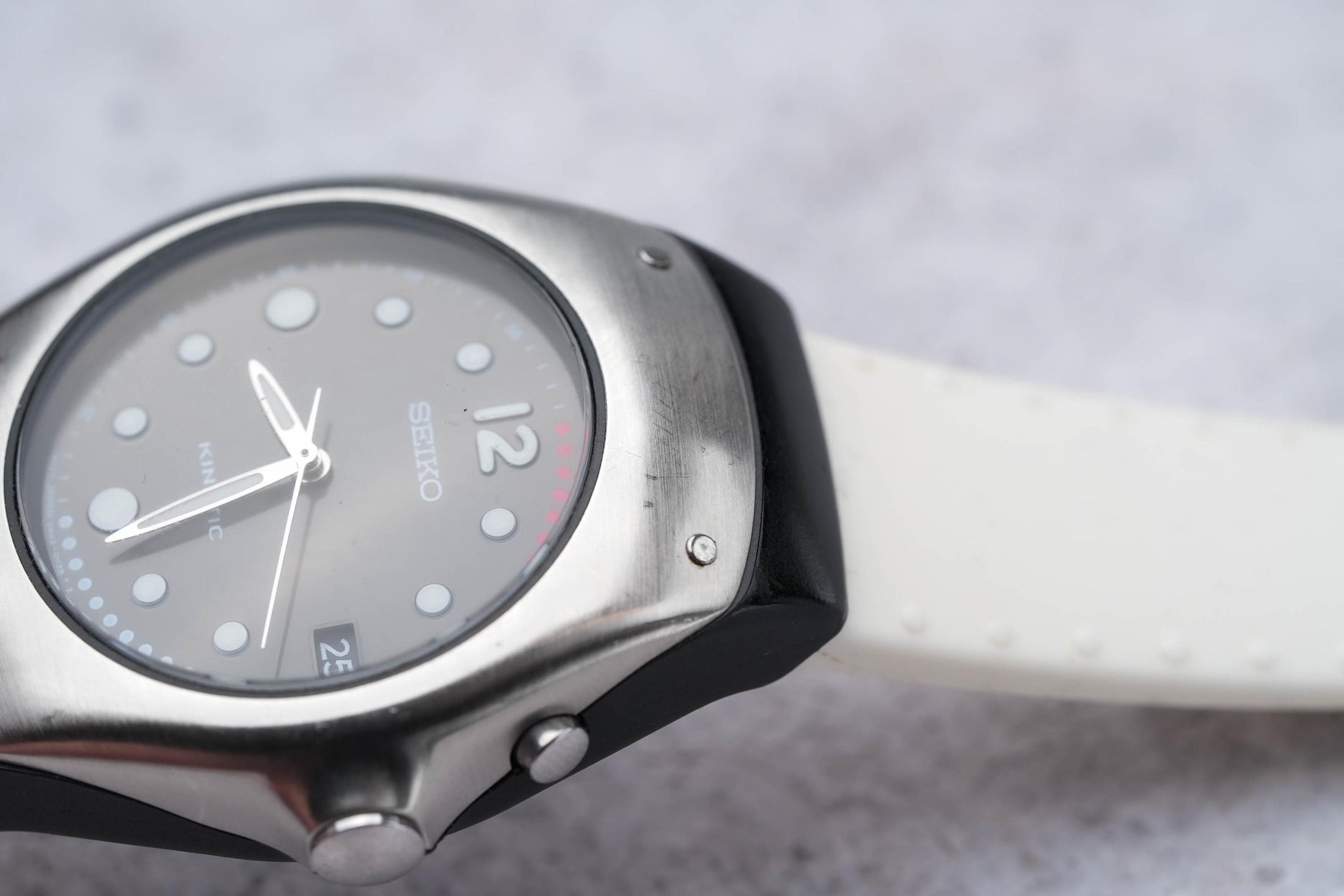 Seiko Kinetic 5M42-0E49 - Vintage Stijl met Witte Siliconen Band | Goed Werkend