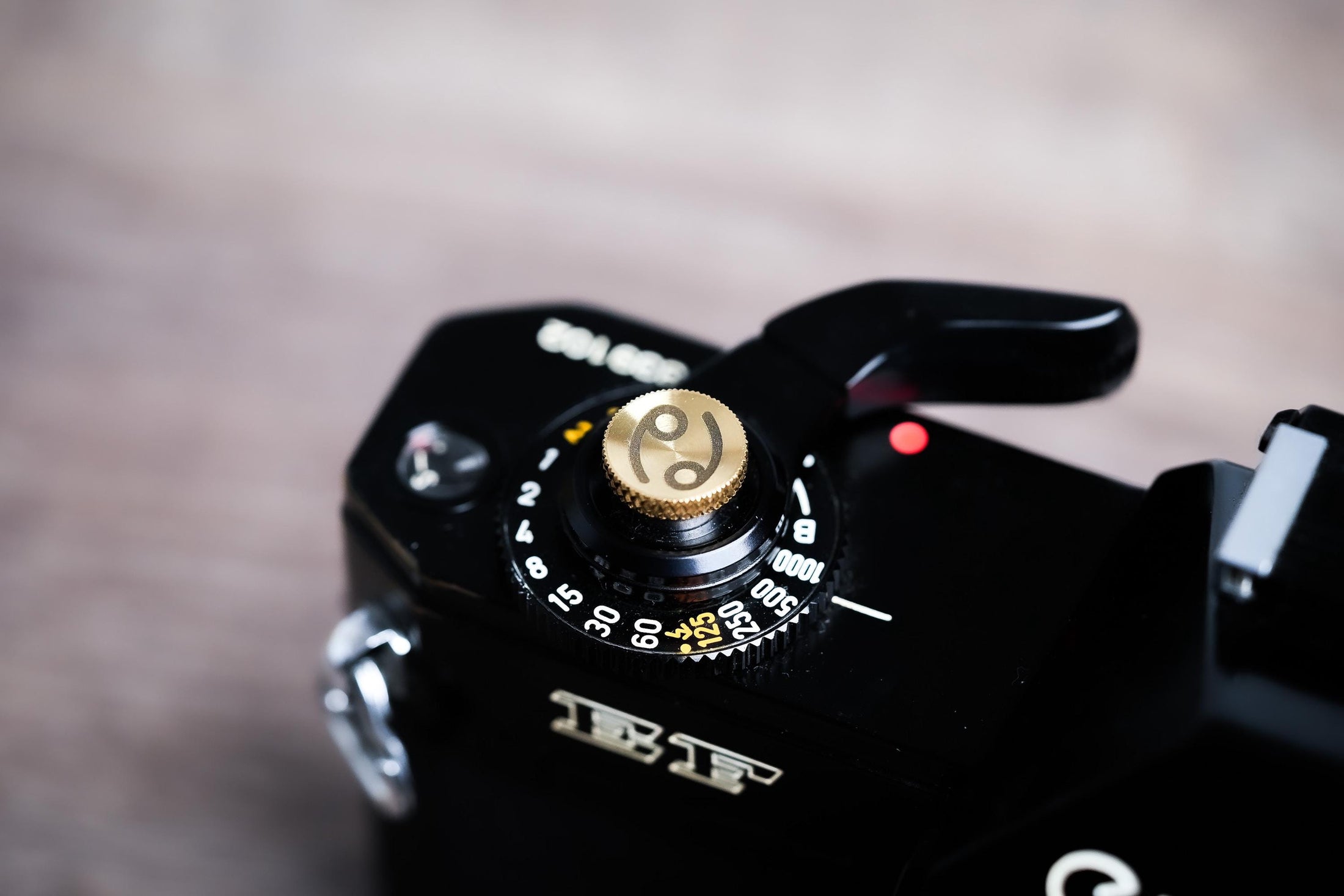 Ontspanknop sterrenbeeld Kreeft – Cancer symbool – licht messing – gelaserd & handgemaakt