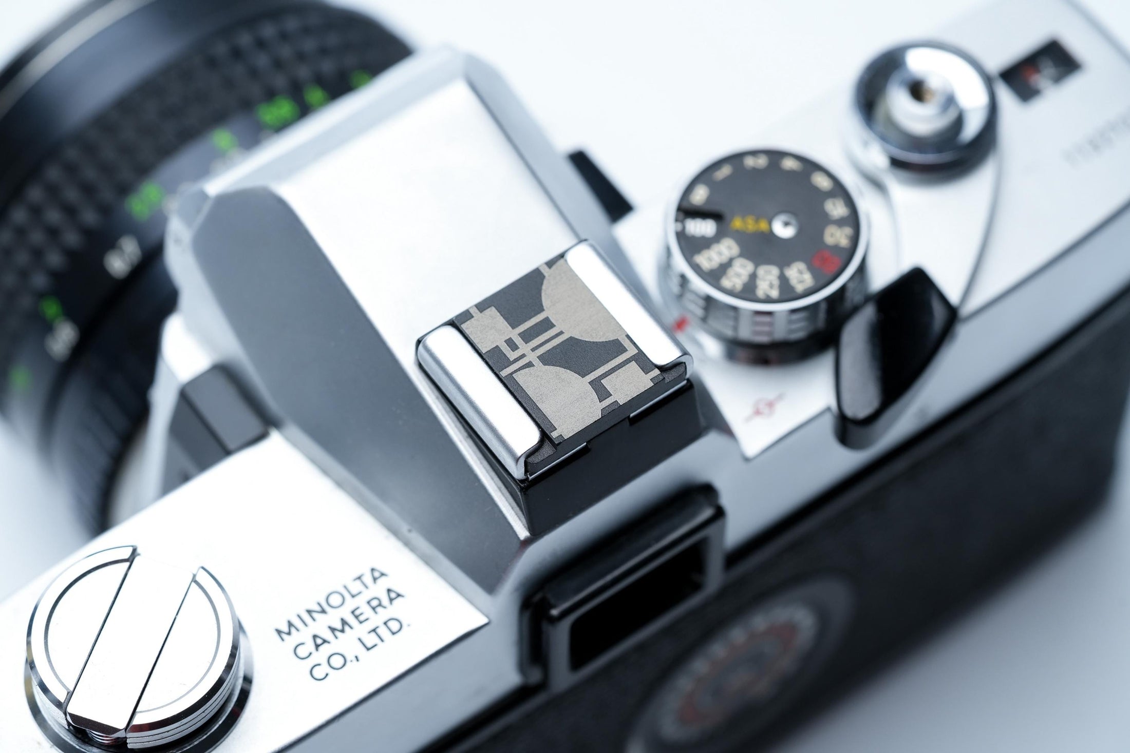 Bauhaus flitsschoendeksel – gelaserd aluminium – zwart gecoat – abstract blokkenpatroon