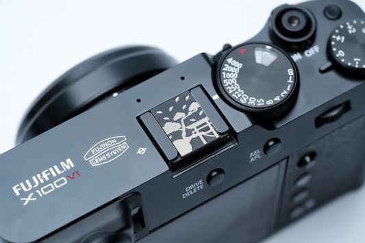 Aki no Kitsune flitsschoendeksel – Japans design – gelaserd aluminium – zwart gecoat