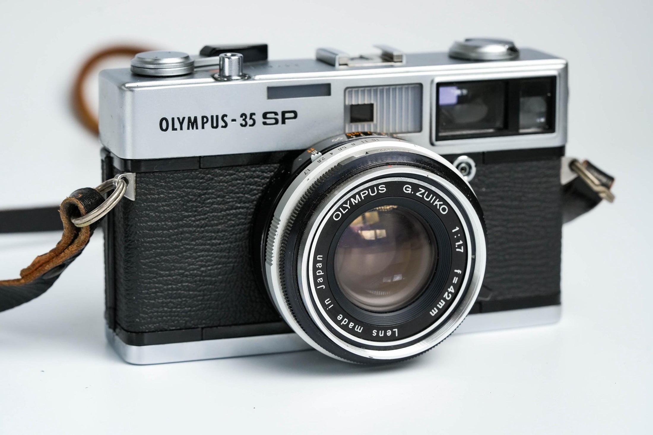 Olympus 35 SP + G. Zuiko 42mm f/1.7 + Gratis Kodak Gold – Zeldzame rangefinder | Volledig werkend | Met leren hoes en lensdop