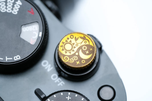 Soleluna ontspanknop Yin Yang – messing goudkleurig – zon en maan gravure voor Fujifilm X100VI, Sony, Nikon, Leica & analoge camera’s
