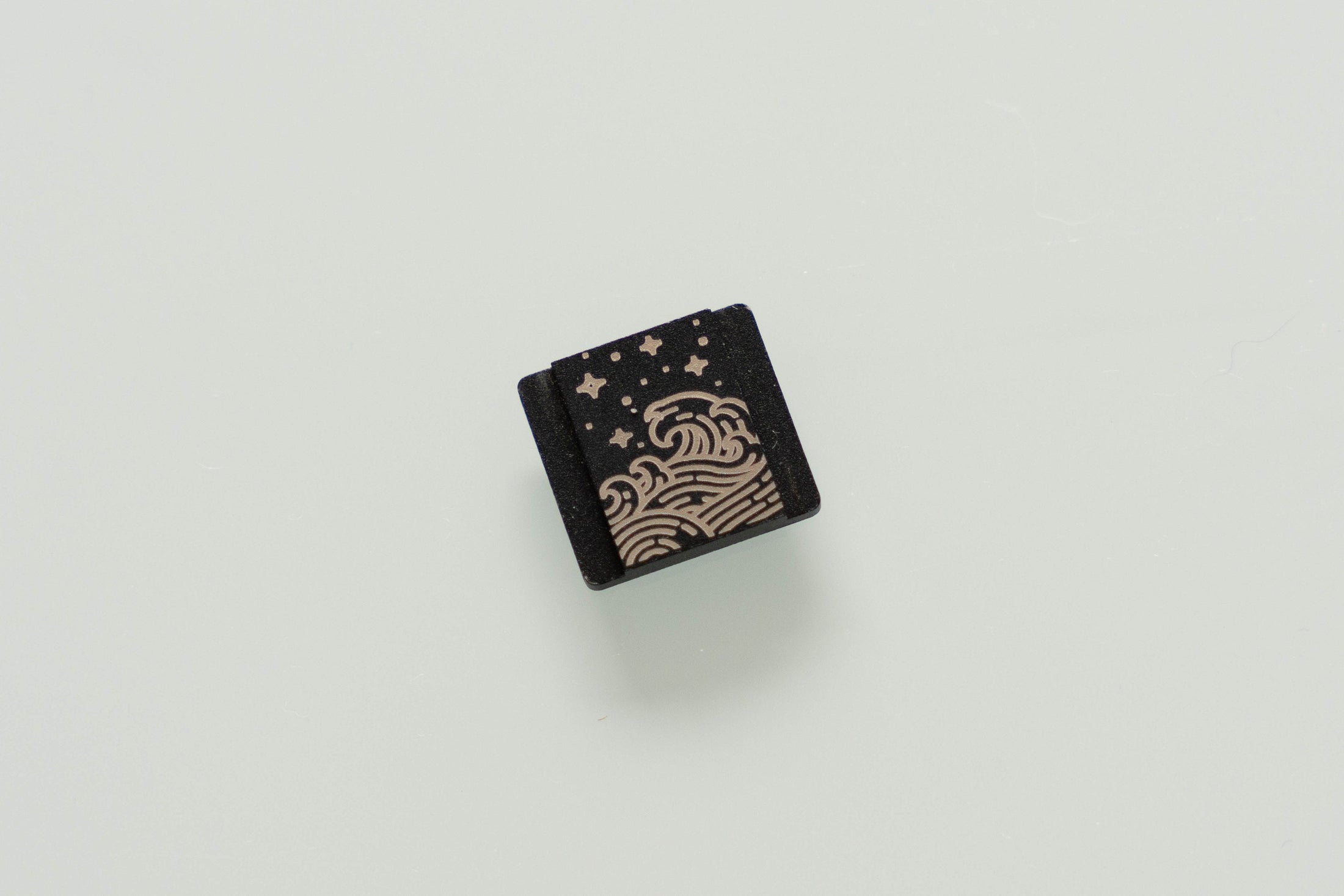 Gepersonaliseerde flitsschoen – "The Japanese Wave" – op maat gegraveerd ontwerp voor camera liefhebbers by Unseend