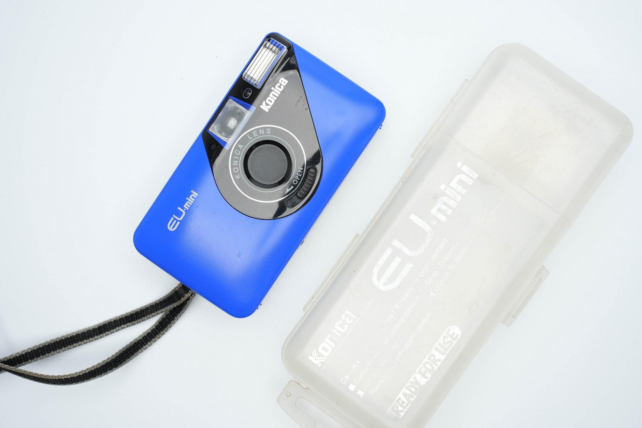 Konica EU-mini Point-and-Shoot Camera in Iconisch Blauw – Compact en Vintage Cool