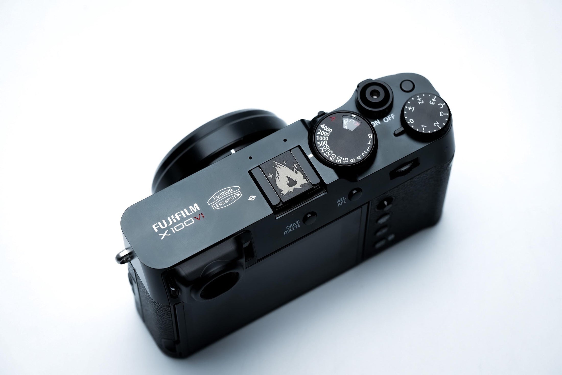 Hotshoe cover kampvuur gravure – lasergegraveerd zwart aluminium – camera accessoire voor Fujifilm X100VI, Sony, Canon