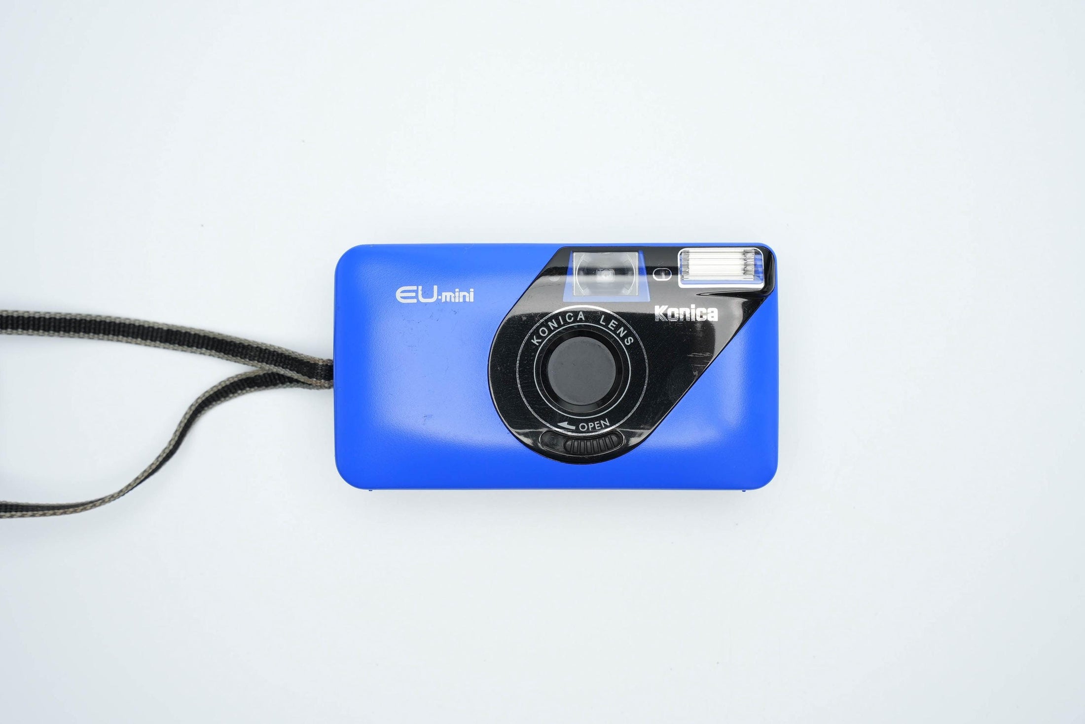 Konica EU-mini Point-and-Shoot Camera in Iconisch Blauw – Compact en Vintage Cool
