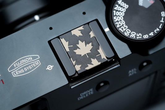 Hotshoe cover met esdoornblad patroon – zwart aluminium flitsschoendeksel voor Fujifilm X100VI, Sony, Canon & vintage camera’s