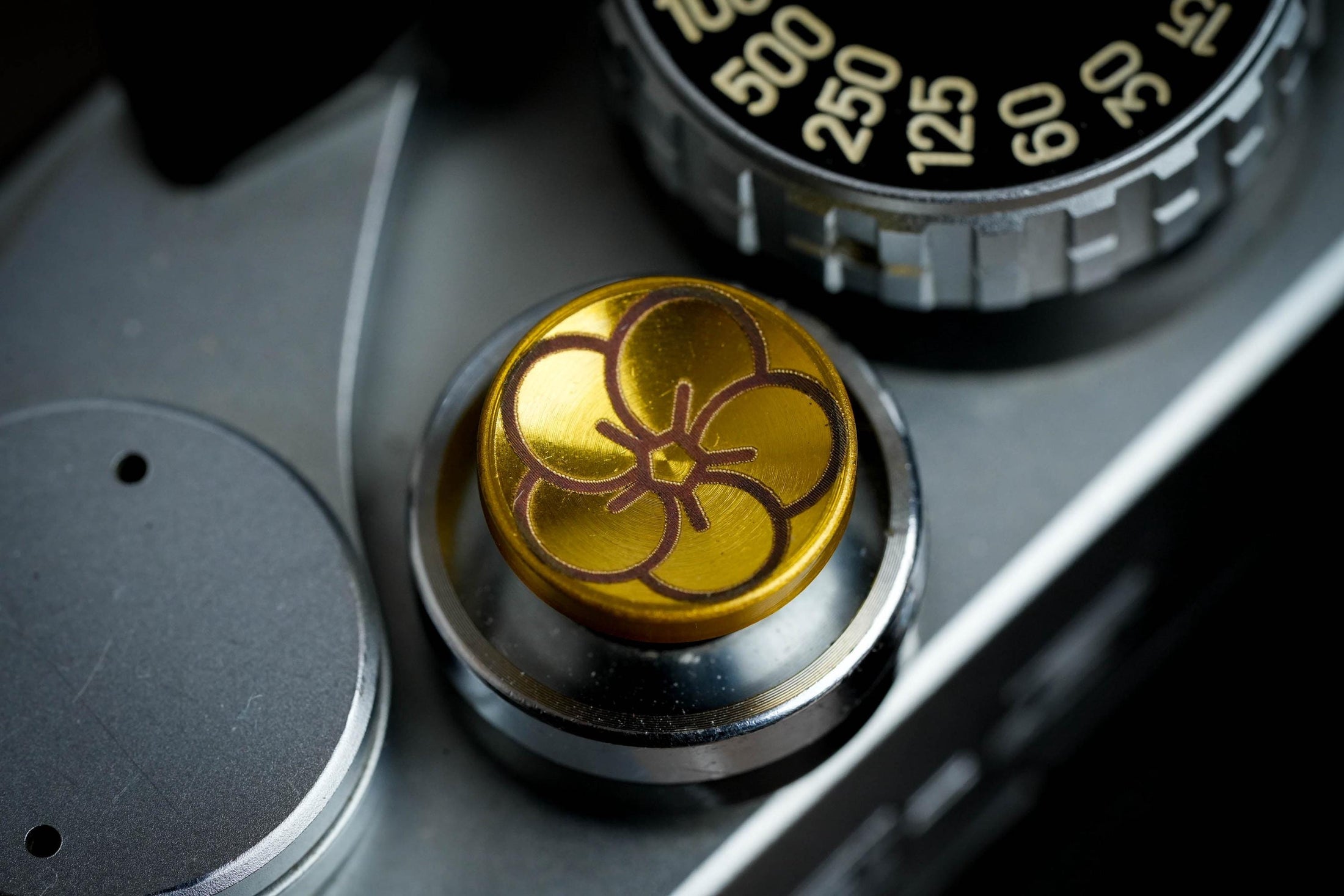 Ontspanknop met bloemgravering: Geef je camera een luxe upgrade met deze messing ontspanknop!