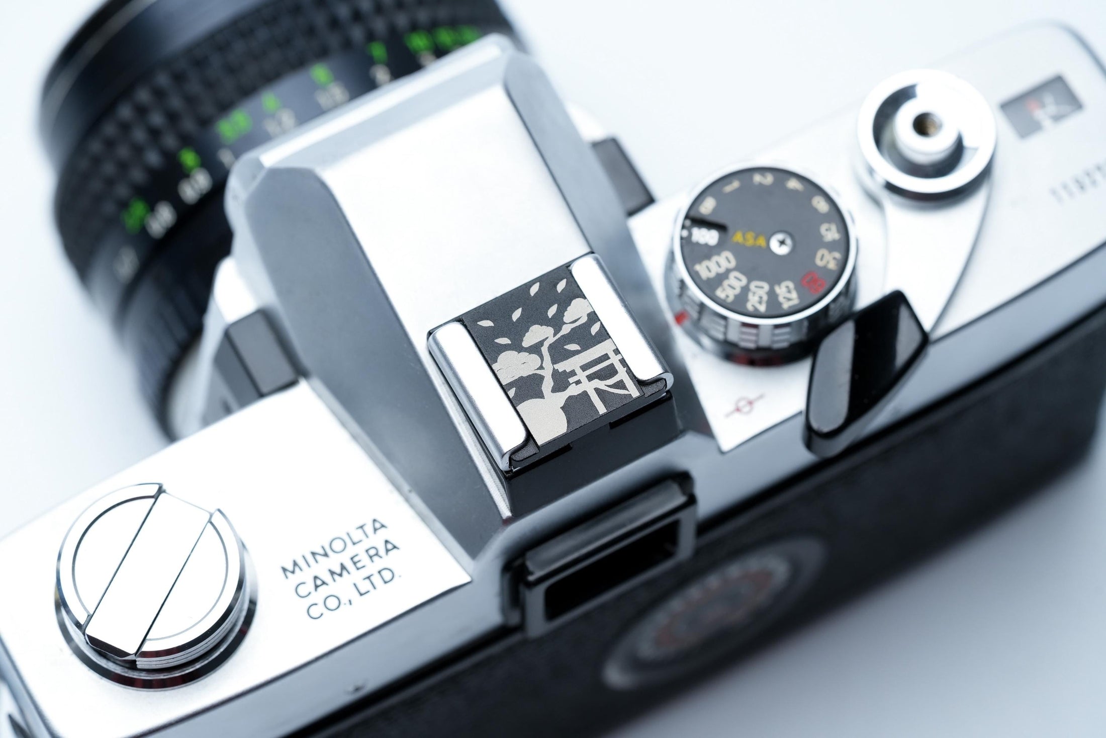 Aki no Kitsune flitsschoendeksel – Japans design – gelaserd aluminium – zwart gecoat