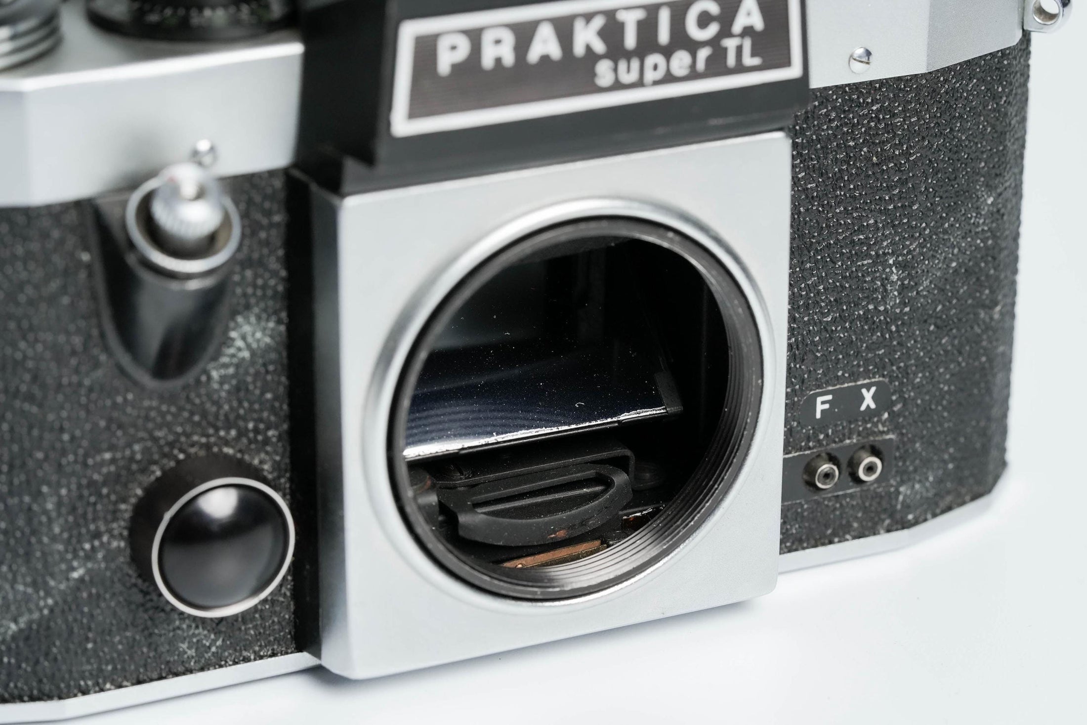 Praktica Super TL + Meyer-Optik Görlitz Domiplan 50mm f/2.8 + gratis 35mm film – Vintage SLR