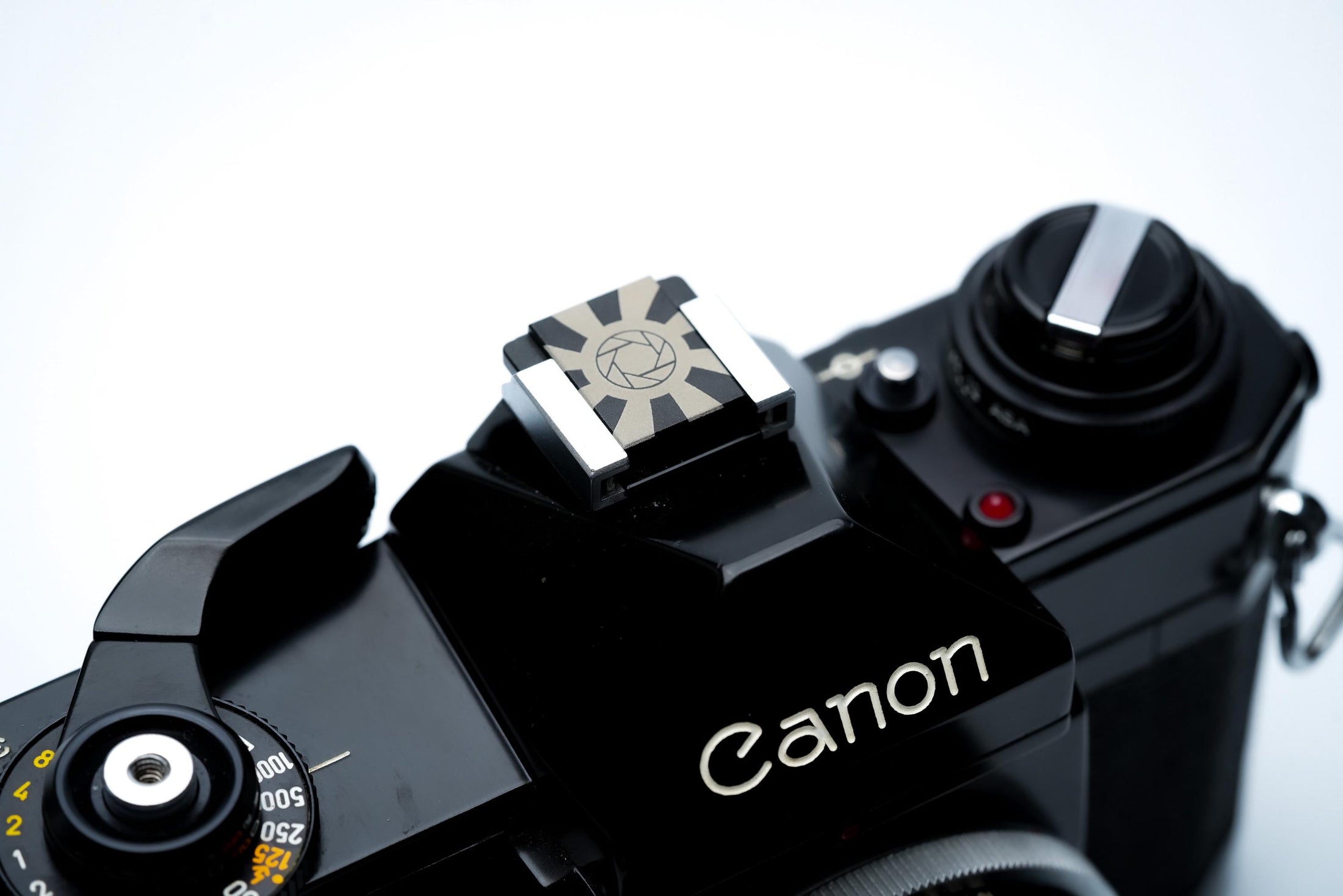 Hotshoe cover camera diafragma & zonnestralen – grafisch zwart aluminium ontwerp voor Fujifilm X100VI, Sony, Canon, Nikon en meer