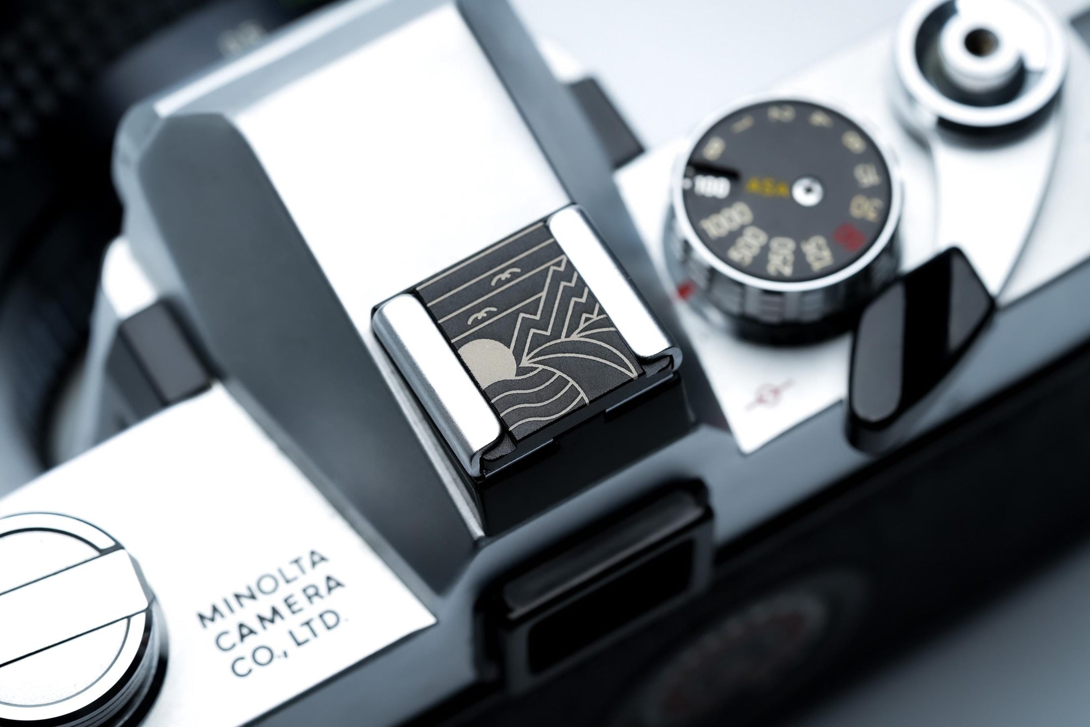 Hotshoe cover berglandschap – line art gravure in zwart aluminium – voor Fujifilm X100VI, Sony, Canon & analoge camera’s