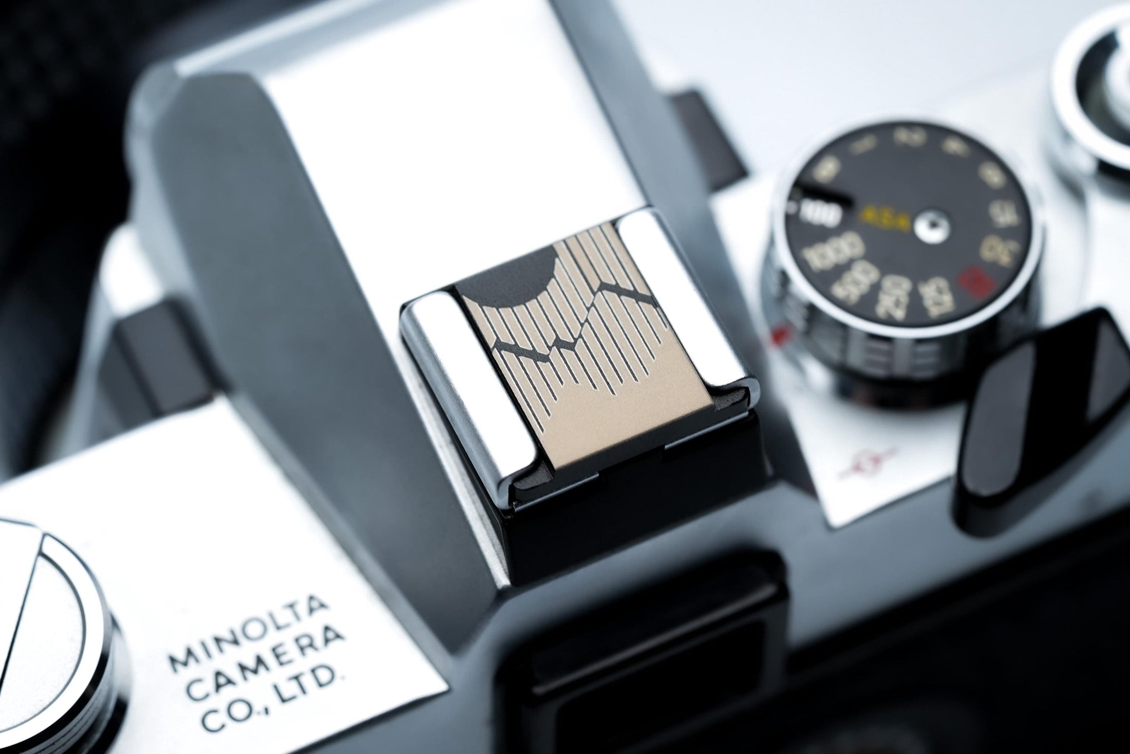 Gegraveerde hotshoe cover met berglijn-art – minimalistisch zwart aluminium camera accessoire voor Fujifilm X100VI, Sony, Nikon, Canon