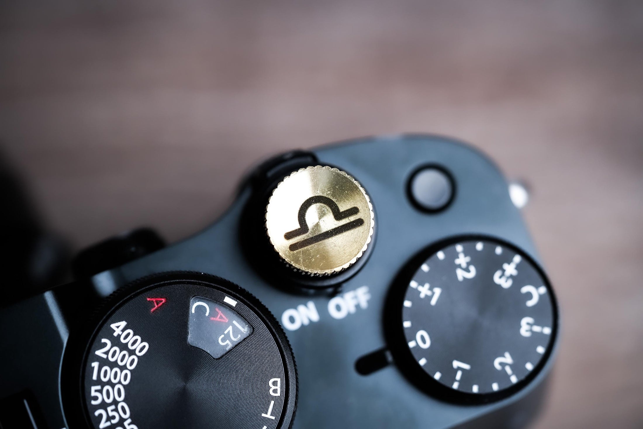 Ontspanknop sterrenbeeld Weegschaal – Libra symbool – licht messing – gelaserd & handgemaakt