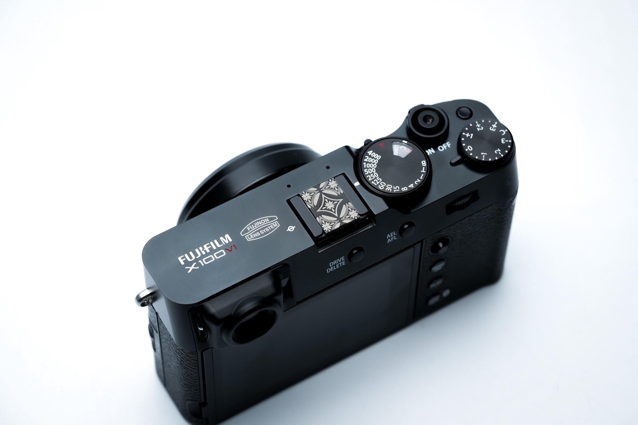 Camera hotshoe sierkap geometrisch patroon – zwart aluminium cover – voor Fujifilm X100VI, Minolta en meer