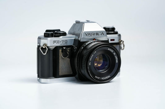Yashica FX-70 Quartz + Yashica 50mm f/2 + Gratis Kodak Gold – Vintage 35mm SLR | Volledig werkend