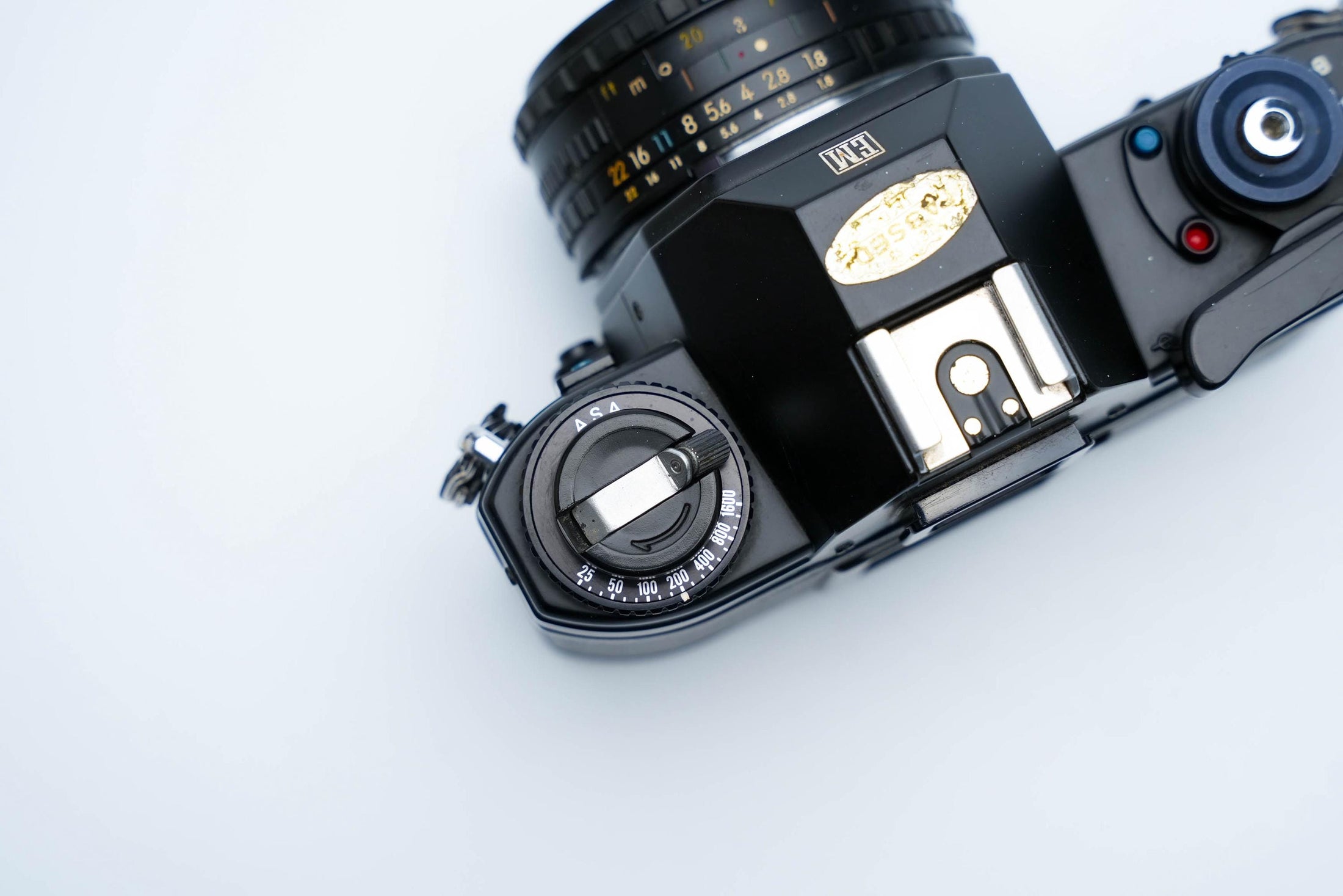 Nikon EM –  Nikon Series E 50mm f/1.8 + Gratis Kodak Gold 35mm Film