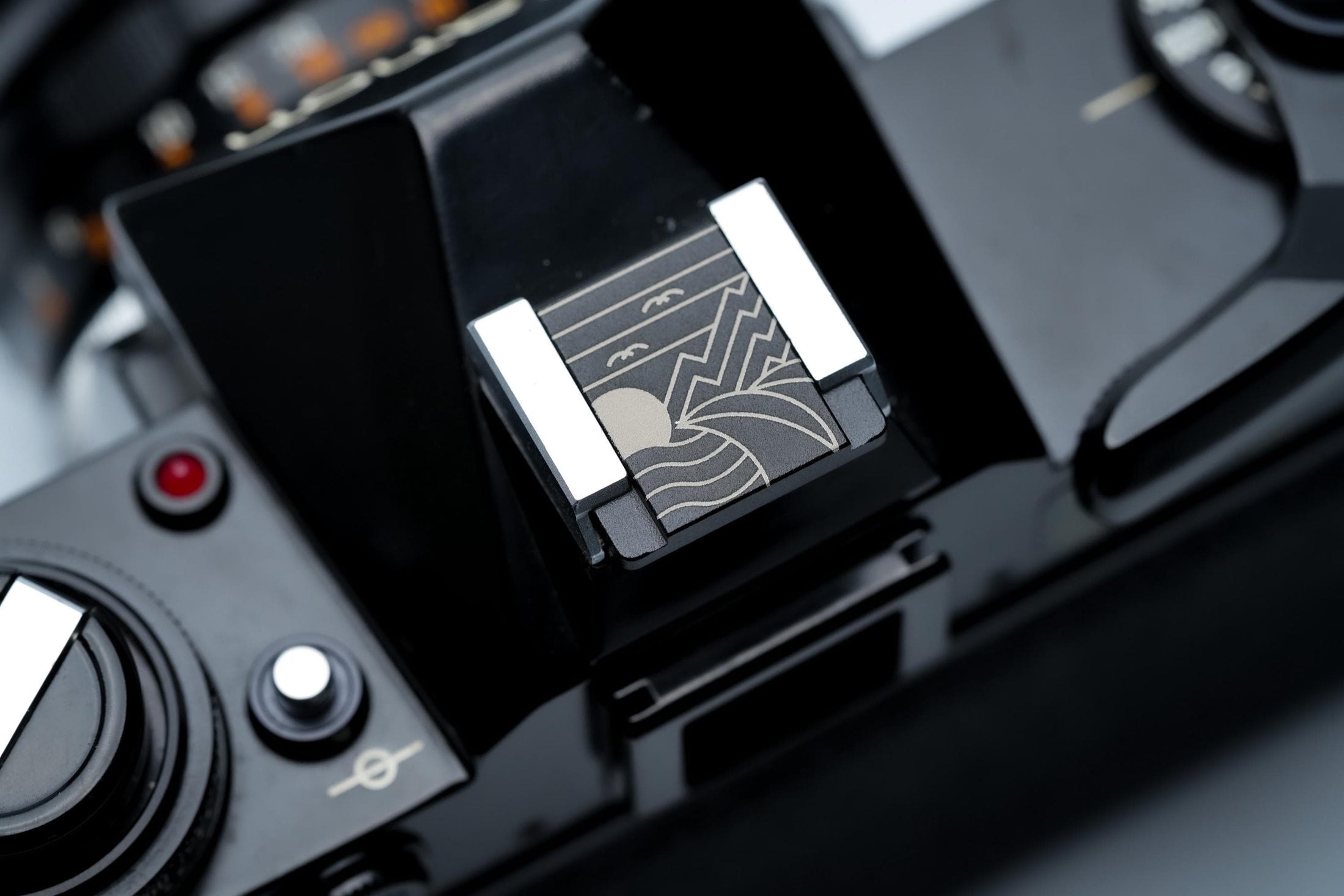 Hotshoe cover berglandschap – line art gravure in zwart aluminium – voor Fujifilm X100VI, Sony, Canon & analoge camera’s