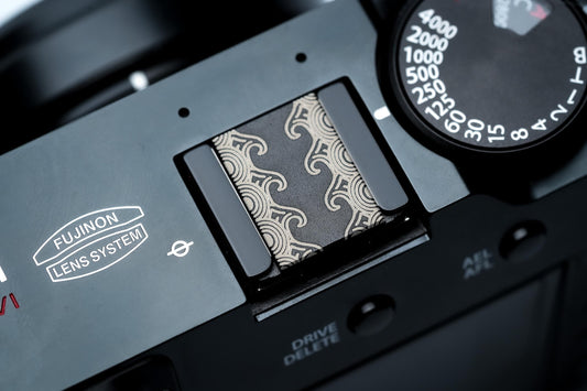 Hotshoe cover Hawaïaanse golven – Japans geïnspireerd golfpatroon gegraveerd in zwart aluminium – flitsschoen sierkap voor Fujifilm X100VI