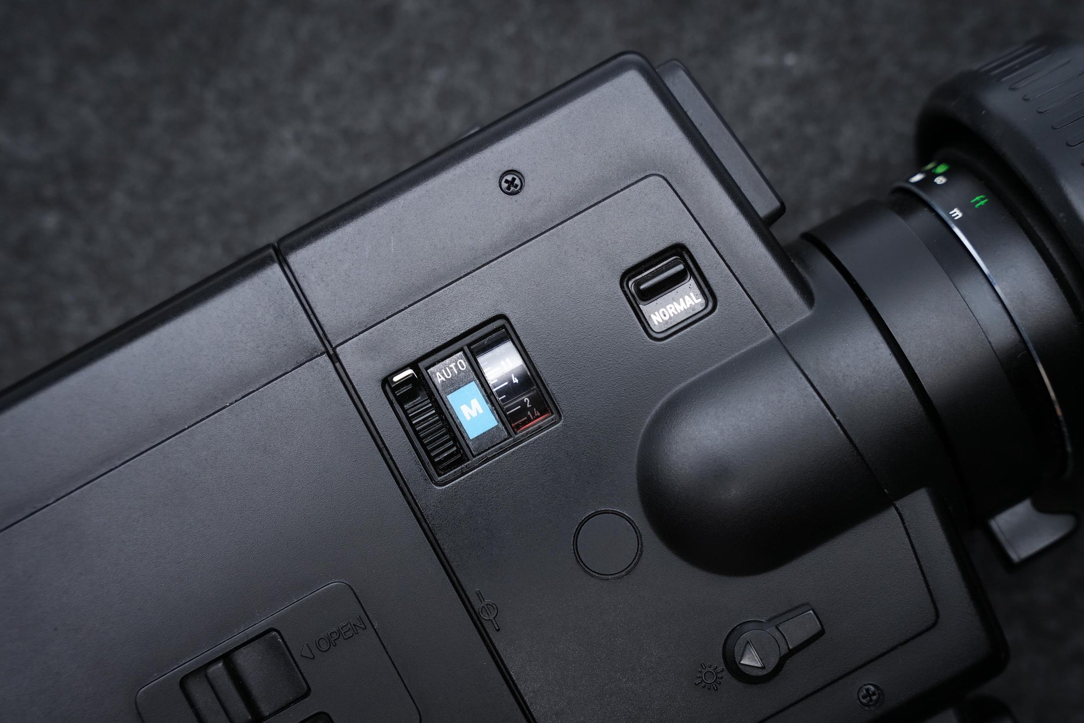 Minolta XL 401 Super 8 Camera uit 1978 – Zwart model met f/1.2 Rokkor-lens – voor creatieve filmmakers, reizigers en retroverzamelaars