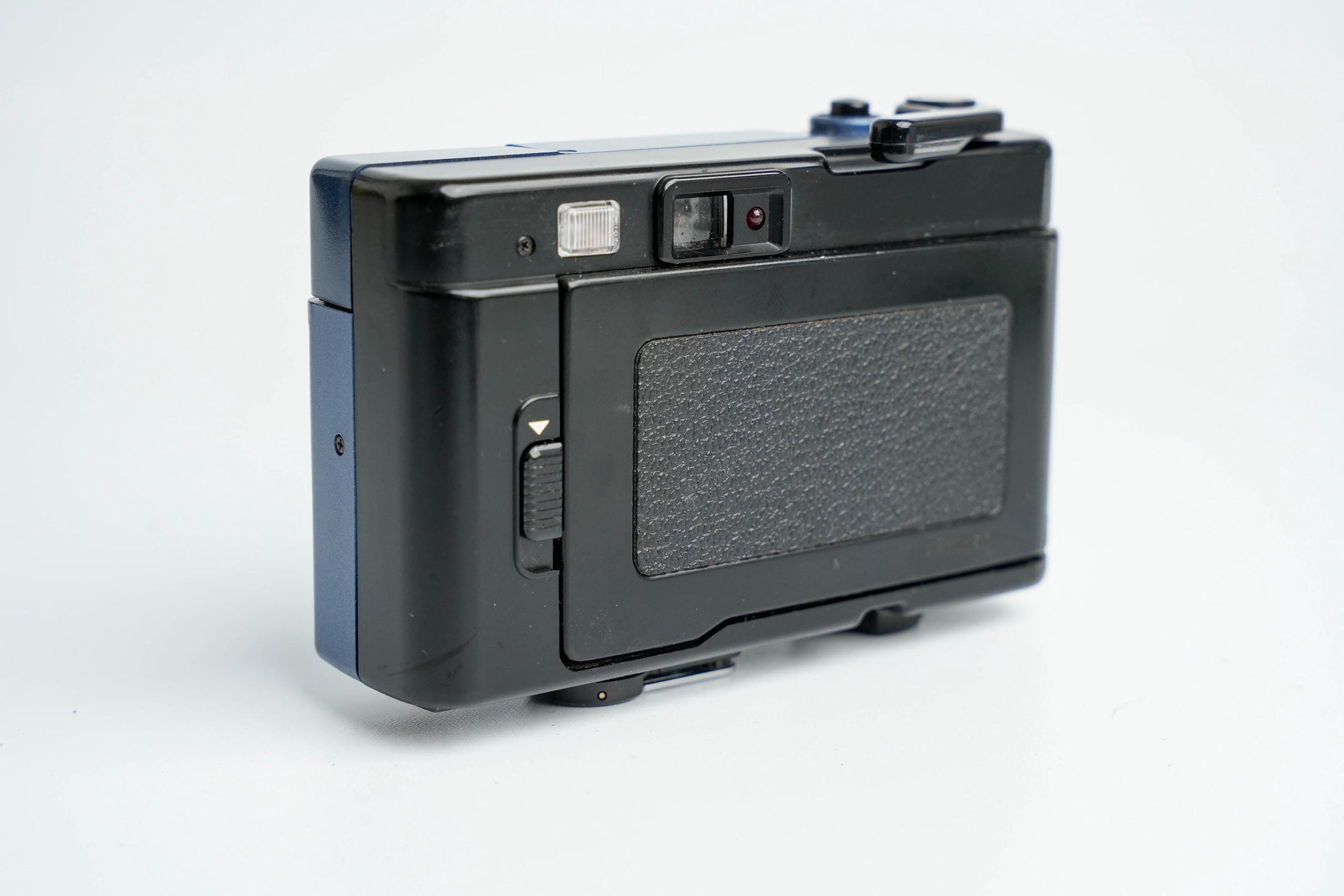 Konica C35 EF3 – Compacte 35mm Point & Shoot met Lichtsterke Hexanon 35mm f/2.8
