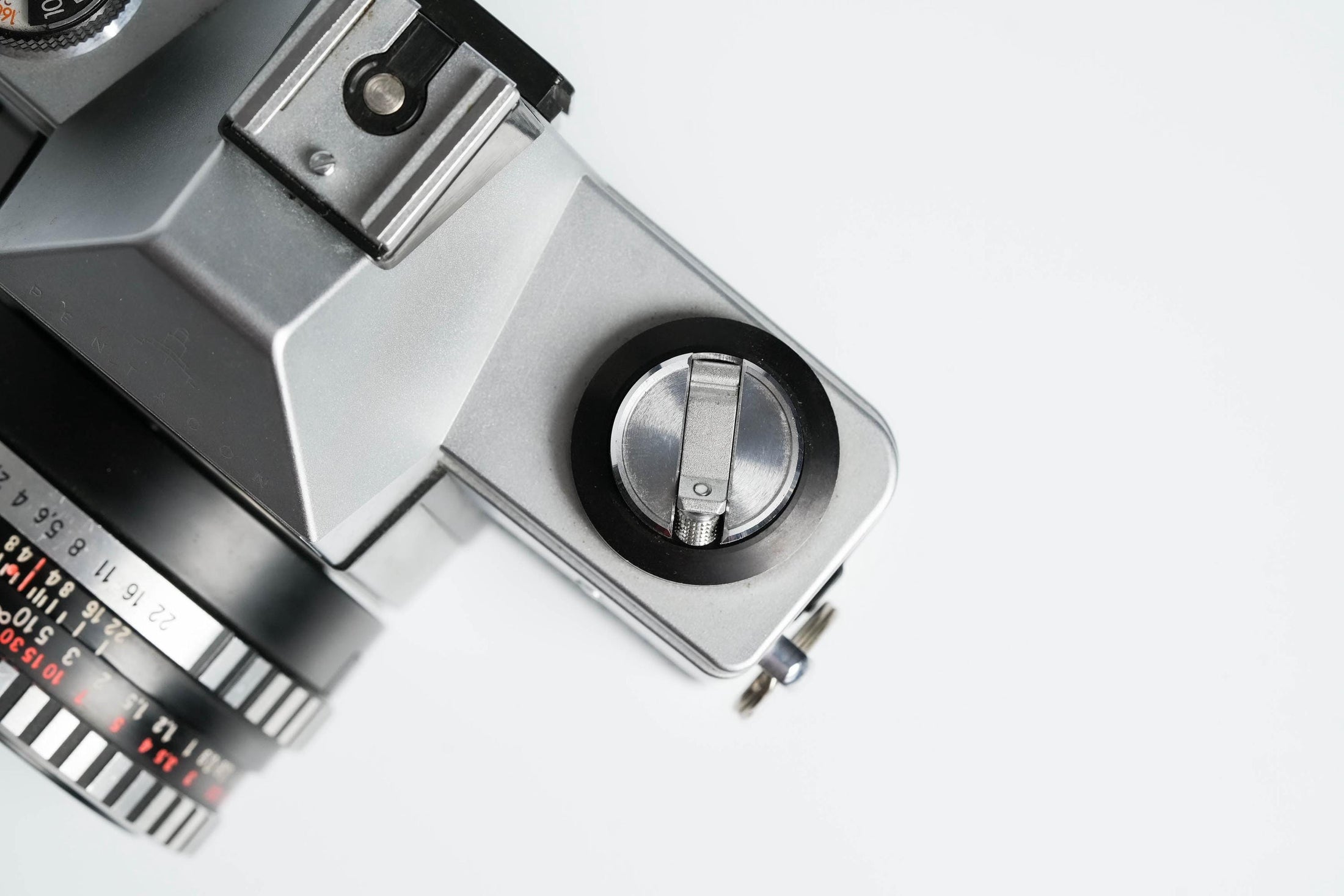 Praktica L + Carl Zeiss Jena 50mm f/2.8 + Gratis 35mm film – Klassieke DDR SLR