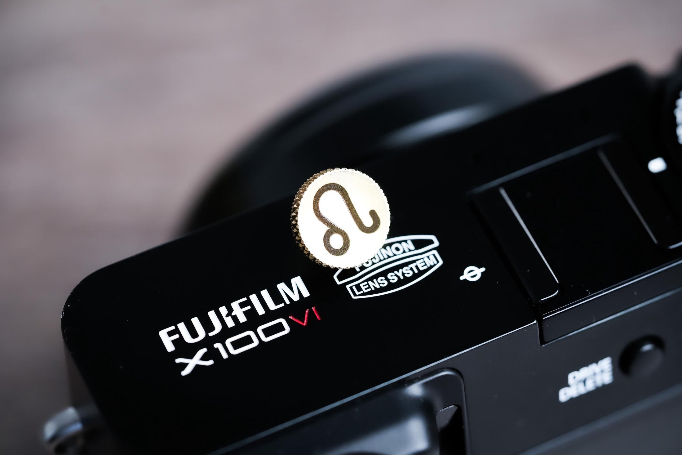 Ontspanknop sterrenbeeld Leeuw – Leo symbool – licht messing – gelaserd & handgemaakt