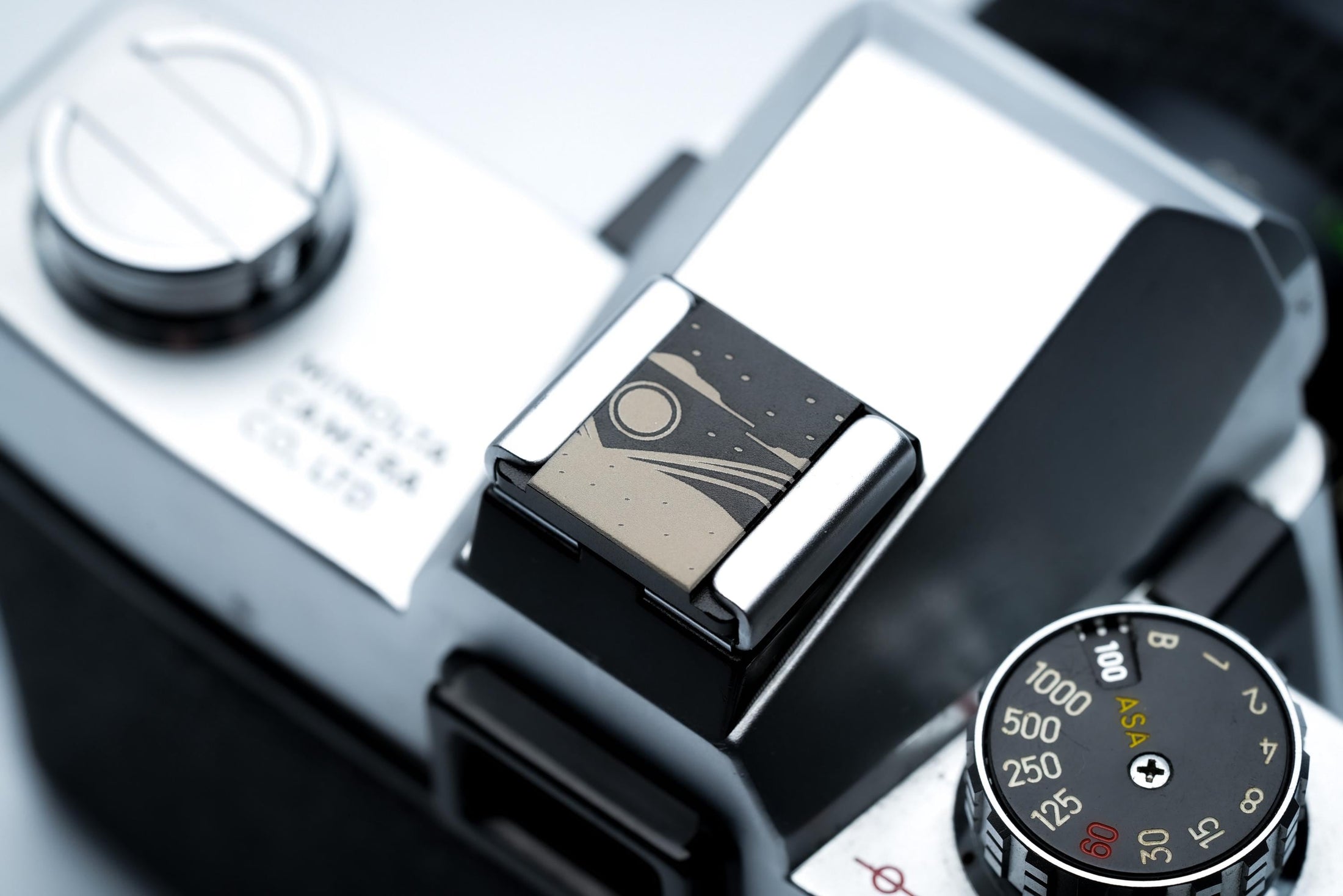 Hotshoe cover maan & woestijnlijn – line-art gravure in zwart aluminium – voor Fujifilm X100VI, Sony, Nikon, Canon en meer by Unseend