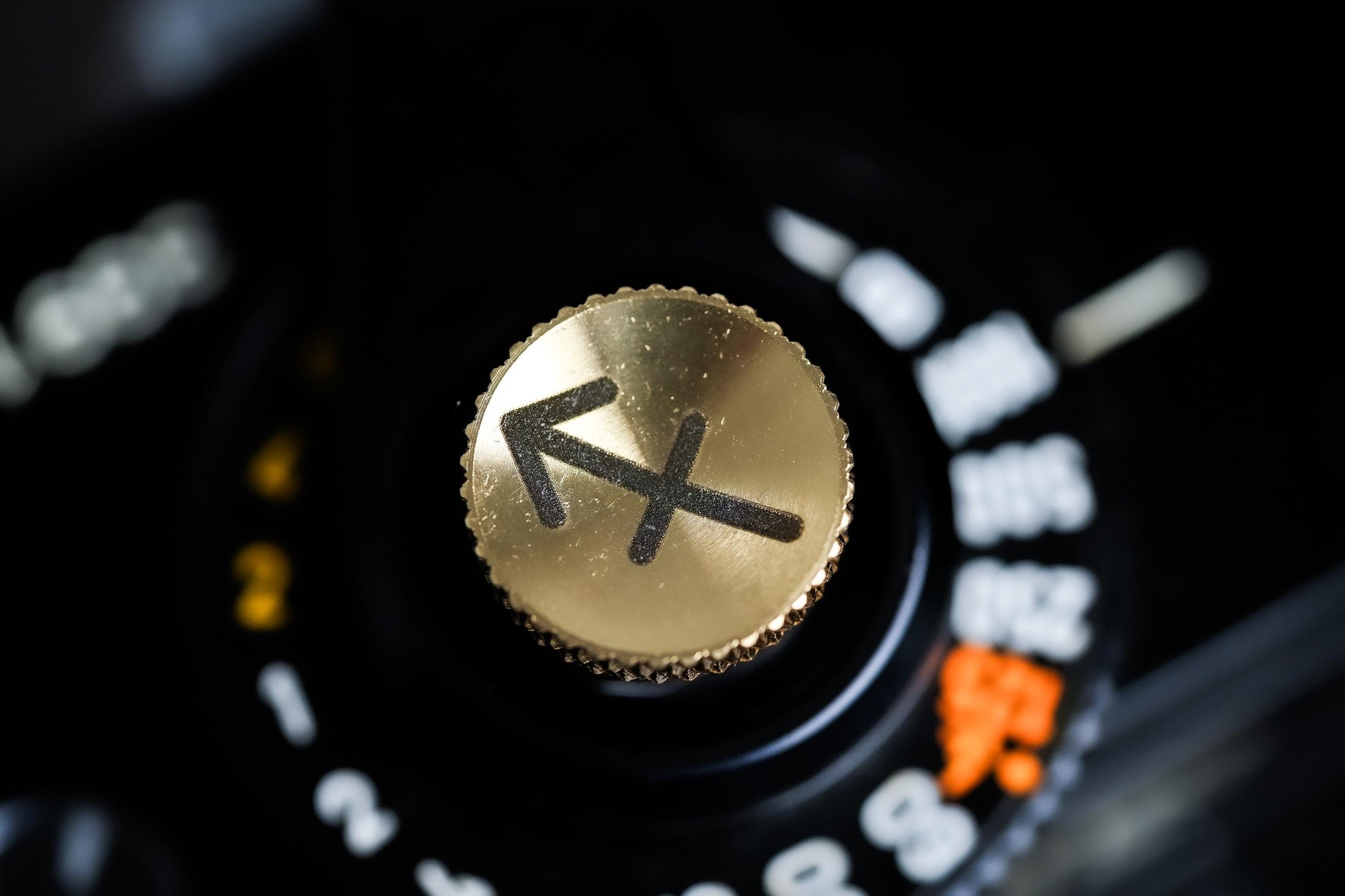 Ontspanknop sterrenbeeld Boogschutter – Sagittarius symbool – licht messing – gelaserd & handgemaakt