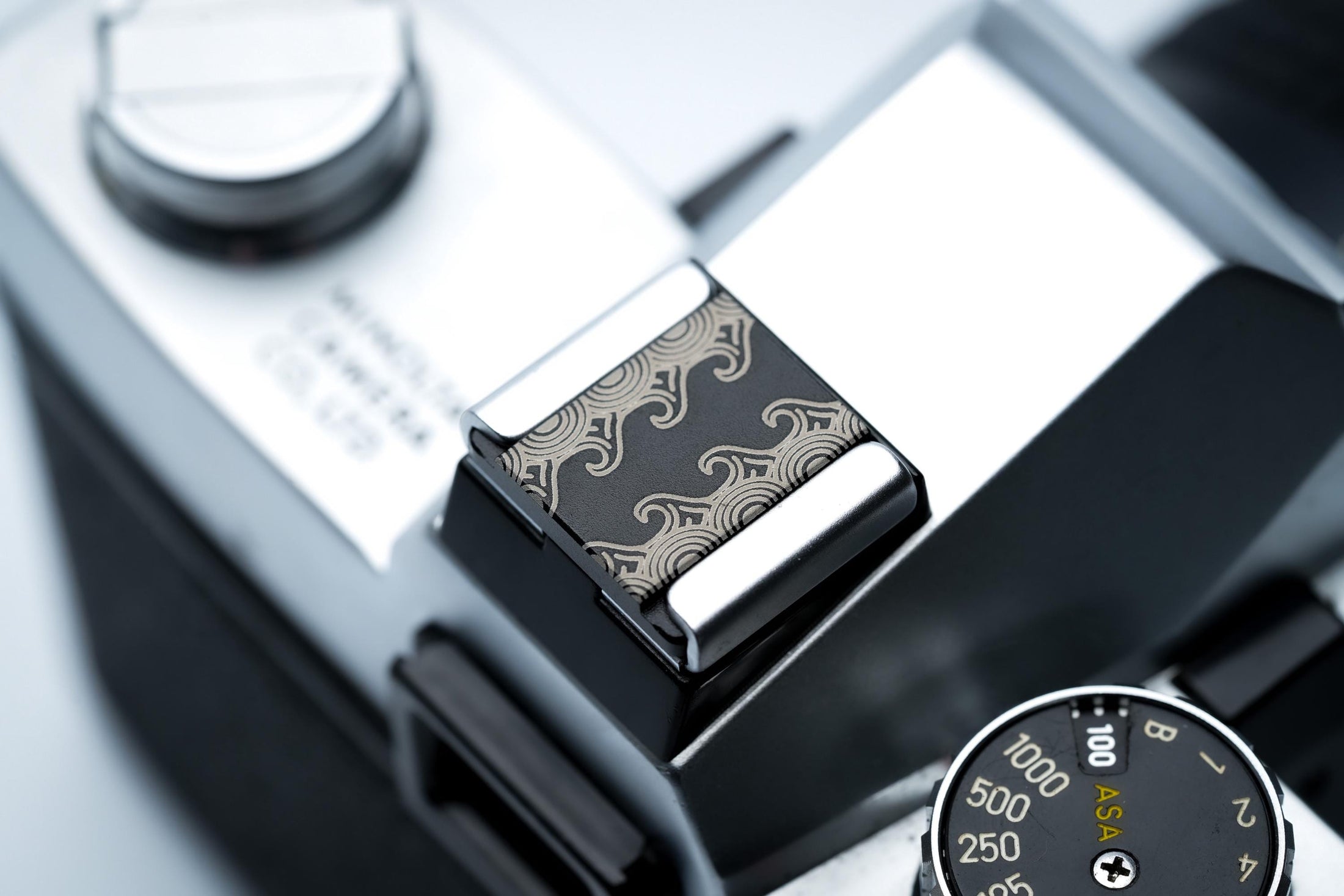 Hotshoe cover Hawaïaanse golven – Japans geïnspireerd golfpatroon gegraveerd in zwart aluminium – flitsschoen sierkap voor Fujifilm X100VI