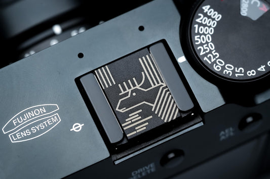 Gegraveerde eland hotshoe cover – line art design – zwart aluminium – passend op Fujifilm X100VI & vintage camera’s by Unseend