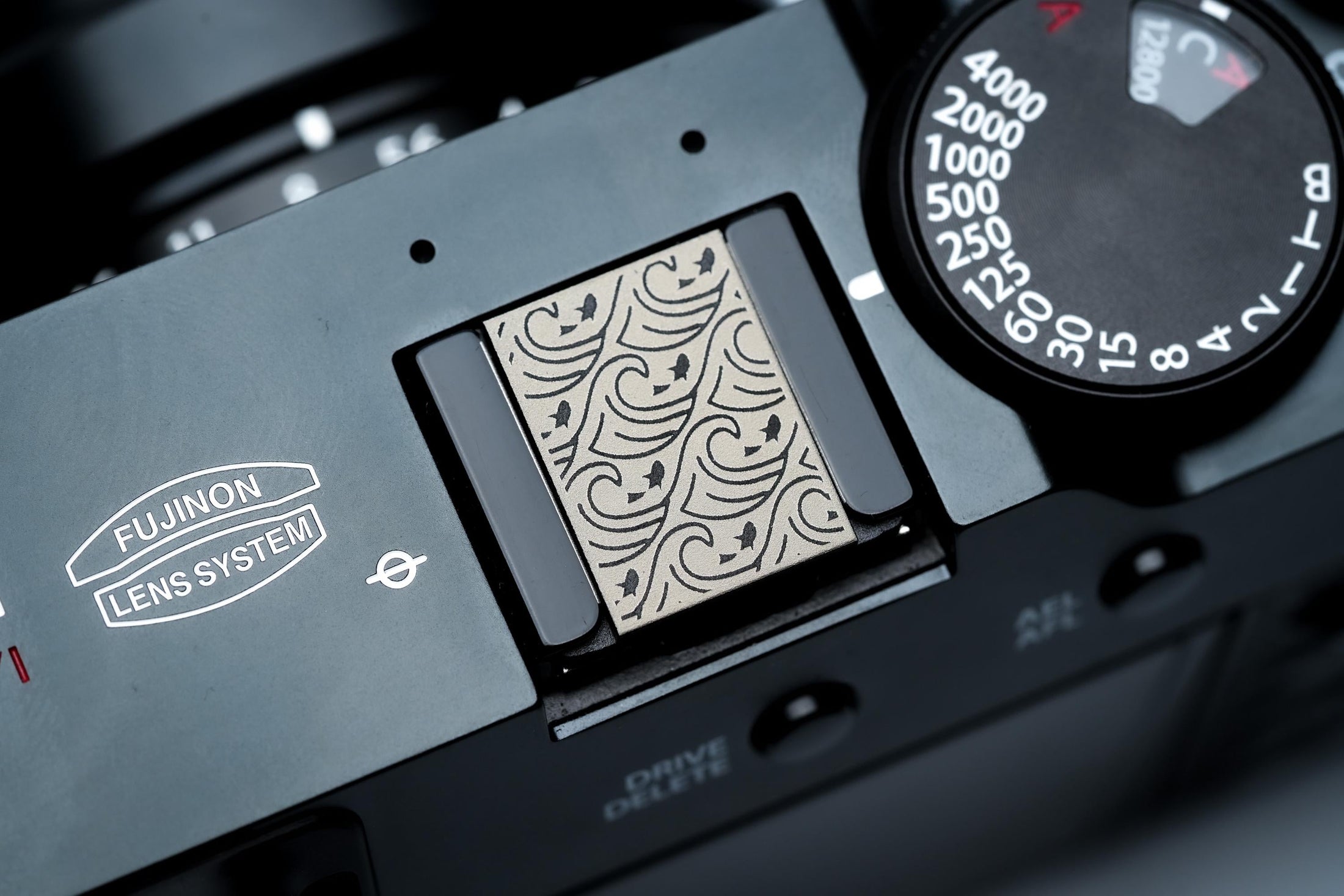 Hotshoe cover golven en vissen – oceaanpatroon in zwart aluminium – voor Fujifilm X100VI, Sony, Canon & analoge camera’s by Unseend