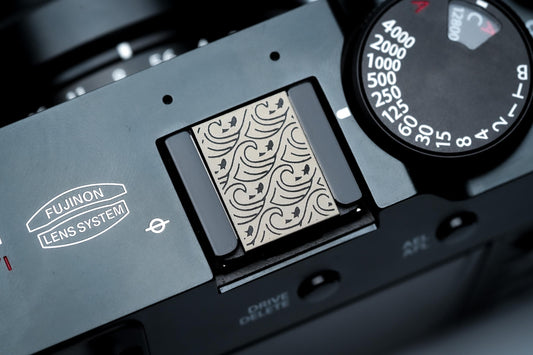 Hotshoe cover golven en vissen – oceaanpatroon in zwart aluminium – voor Fujifilm X100VI, Sony, Canon & analoge camera’s by Unseend
