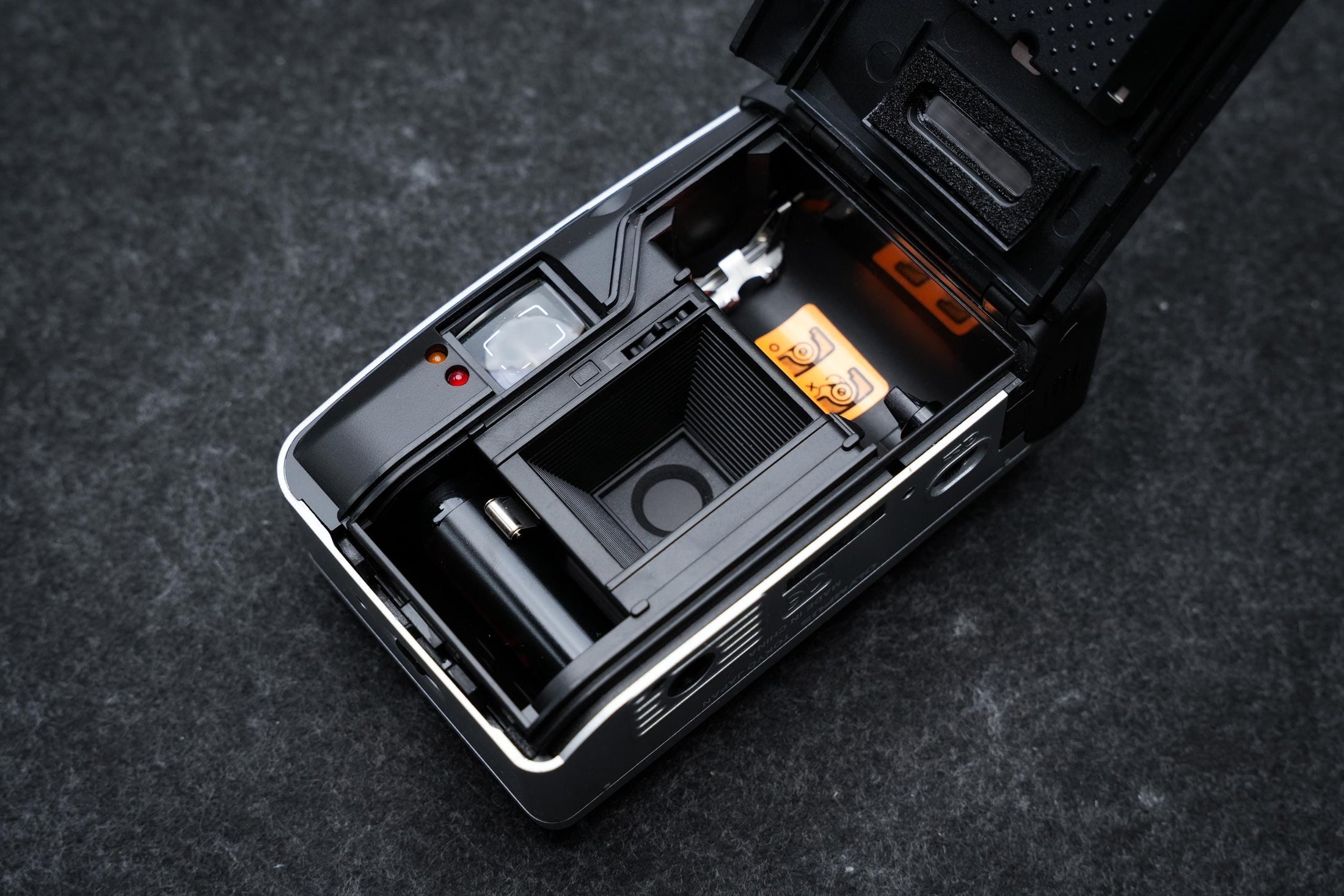 Olympus Trip XB401 + Gratis 35mm film – 35mm compact camera – 2000 – nieuw in doos, old stock, getest