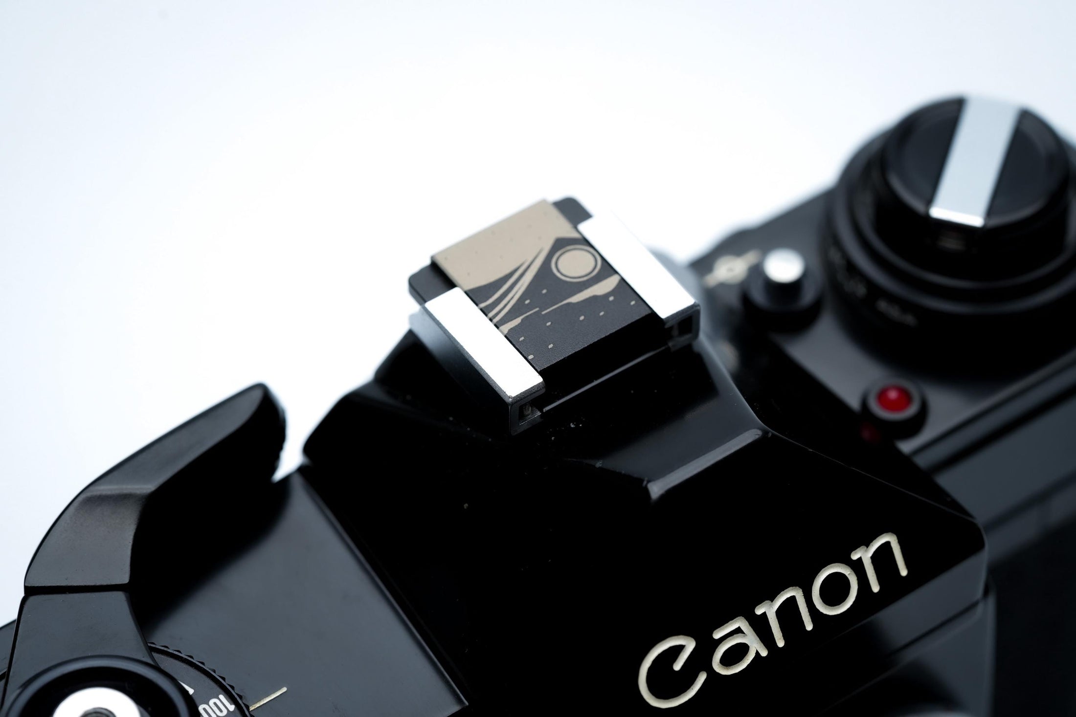 Hotshoe cover maan & woestijnlijn – line-art gravure in zwart aluminium – voor Fujifilm X100VI, Sony, Nikon, Canon en meer by Unseend