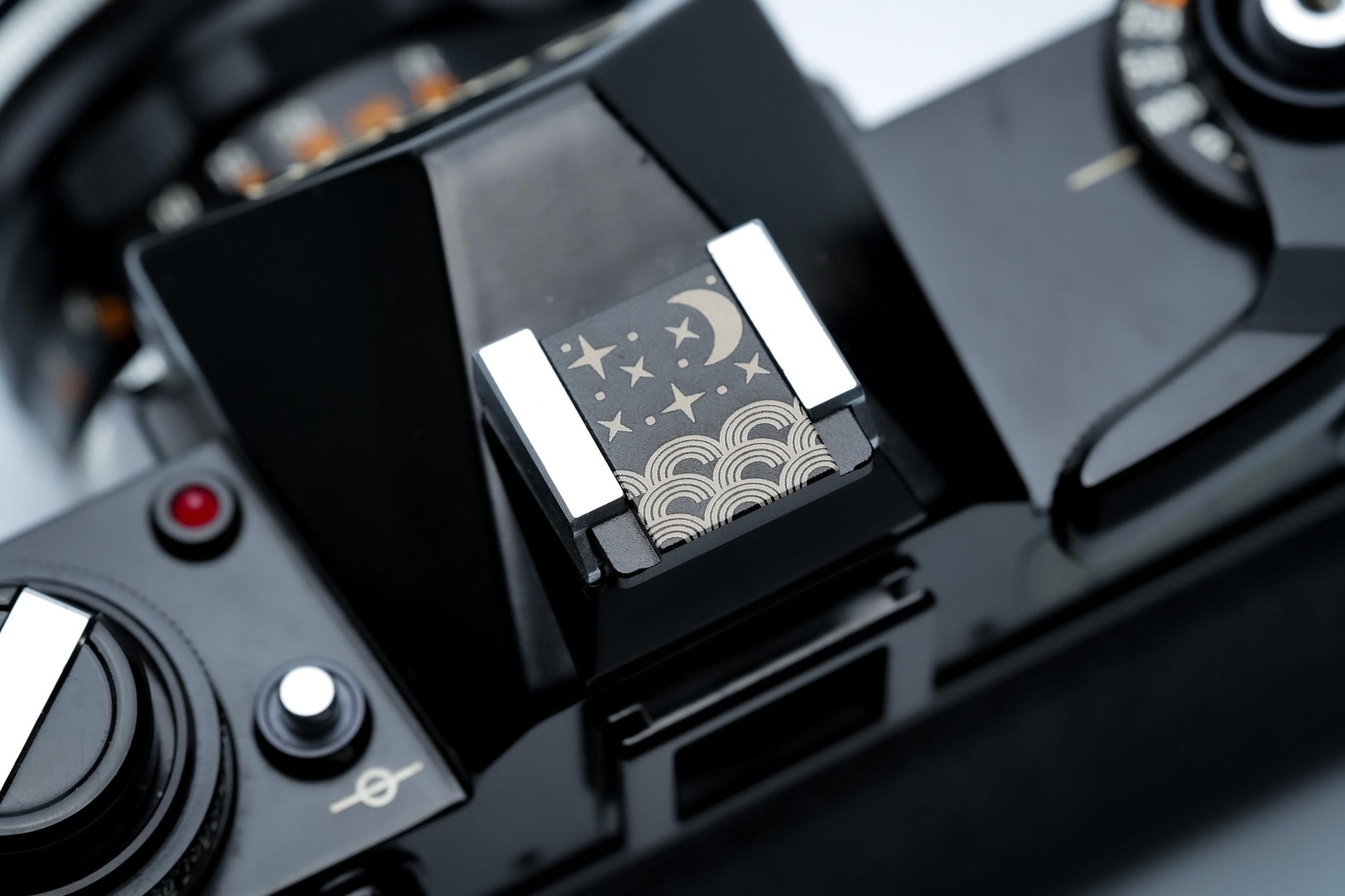 Hotshoe cover Starry Night – maan, sterren & wolken – gegraveerde flitsschoen sierkap voor Fujifilm X100VI, Sony, Canon, Nikon