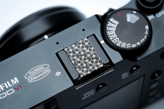 Hotshoe cover sakura bloemen – gegraveerd zwart aluminium – camera sierkap voor Fujifilm X100VI, Sony, Minolta en meer by Unseend