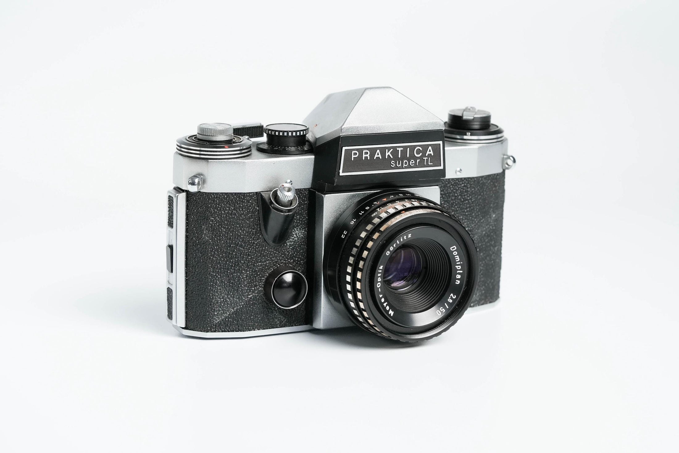 Praktica Super TL + Meyer-Optik Görlitz Domiplan 50mm f/2.8 + gratis 35mm film – Vintage SLR