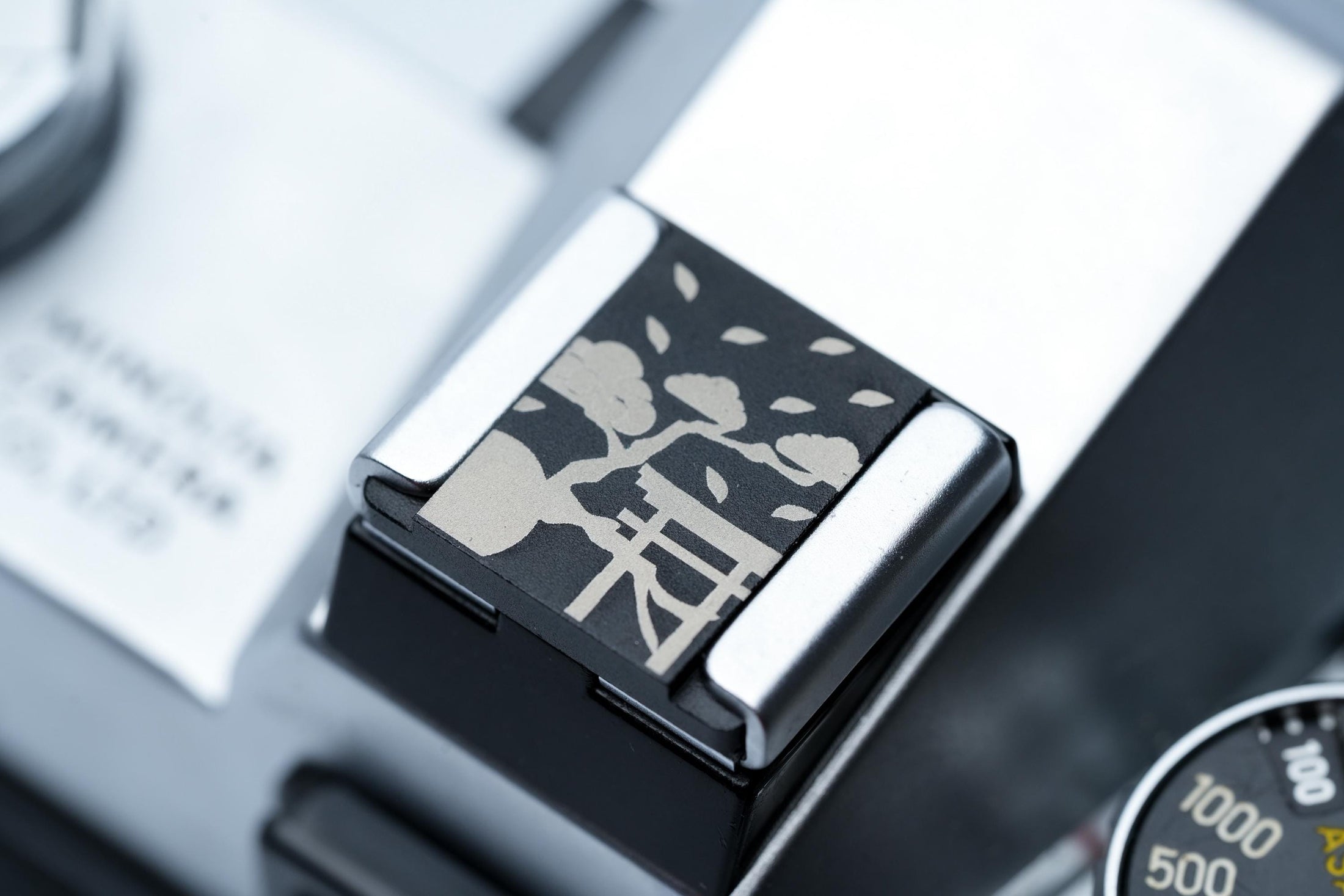 Aki no Kitsune flitsschoendeksel – Japans design – gelaserd aluminium – zwart gecoat