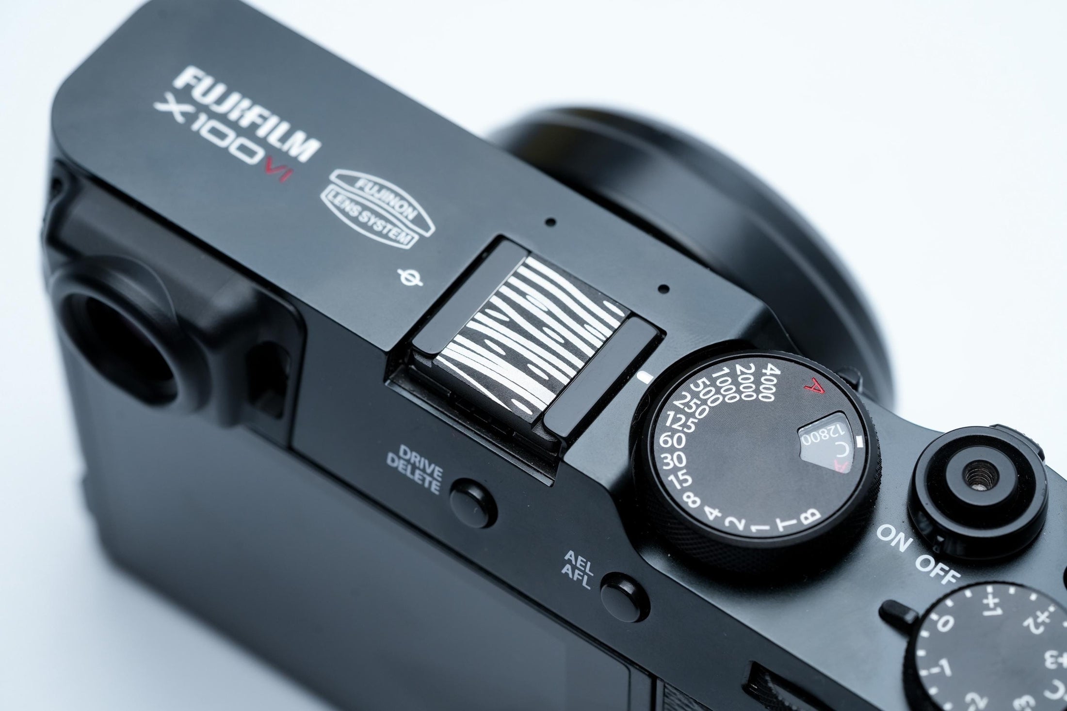 Abstracte flitsschoendeksel – gelaserd aluminium – zwart gecoat – standaard hotshoe