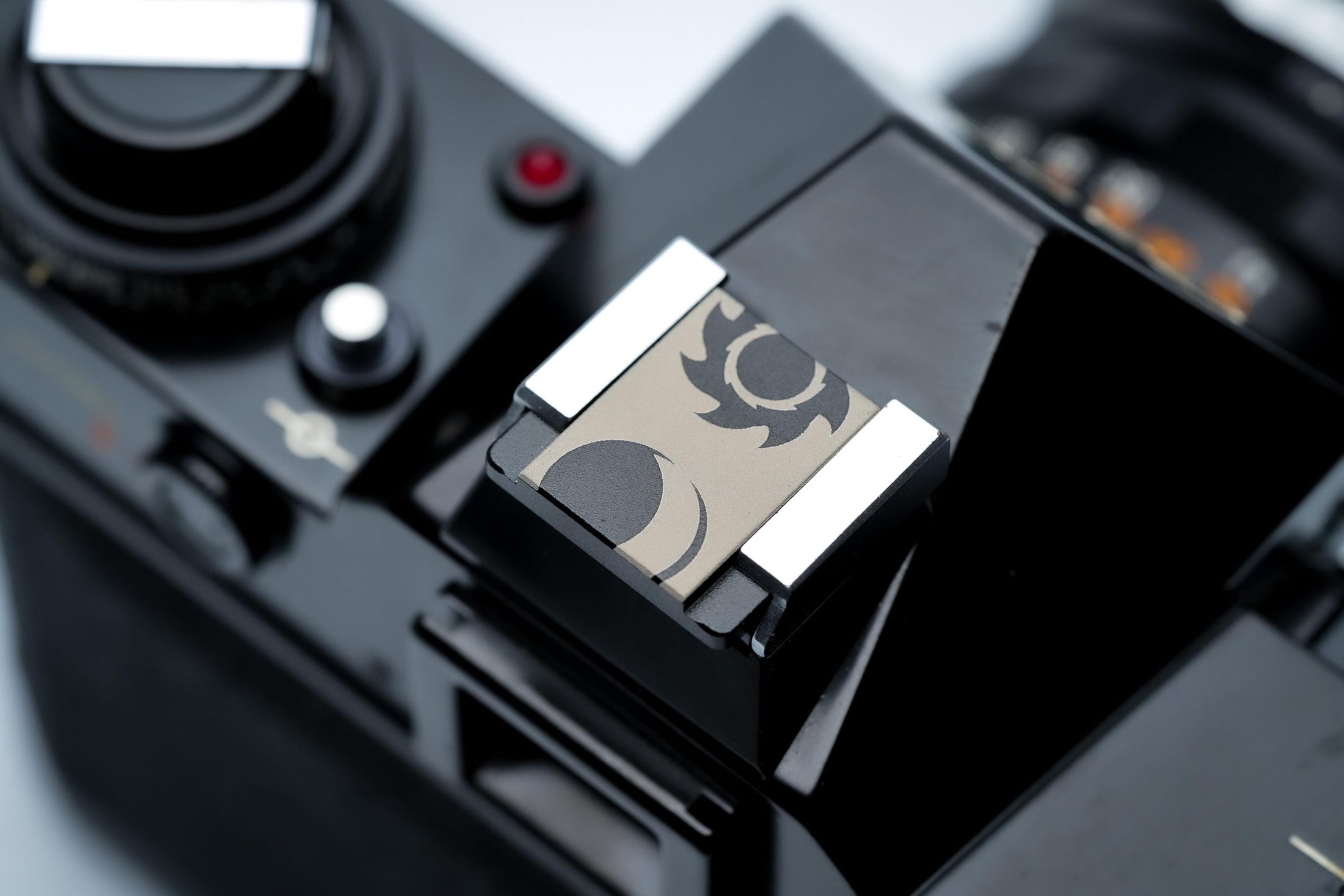 Hotshoe cover zon & maan – zwart aluminium flitsschoen accessoire met dualiteitssymbool – voor Fujifilm X100VI, Sony, Canon, Nikon, Olympus