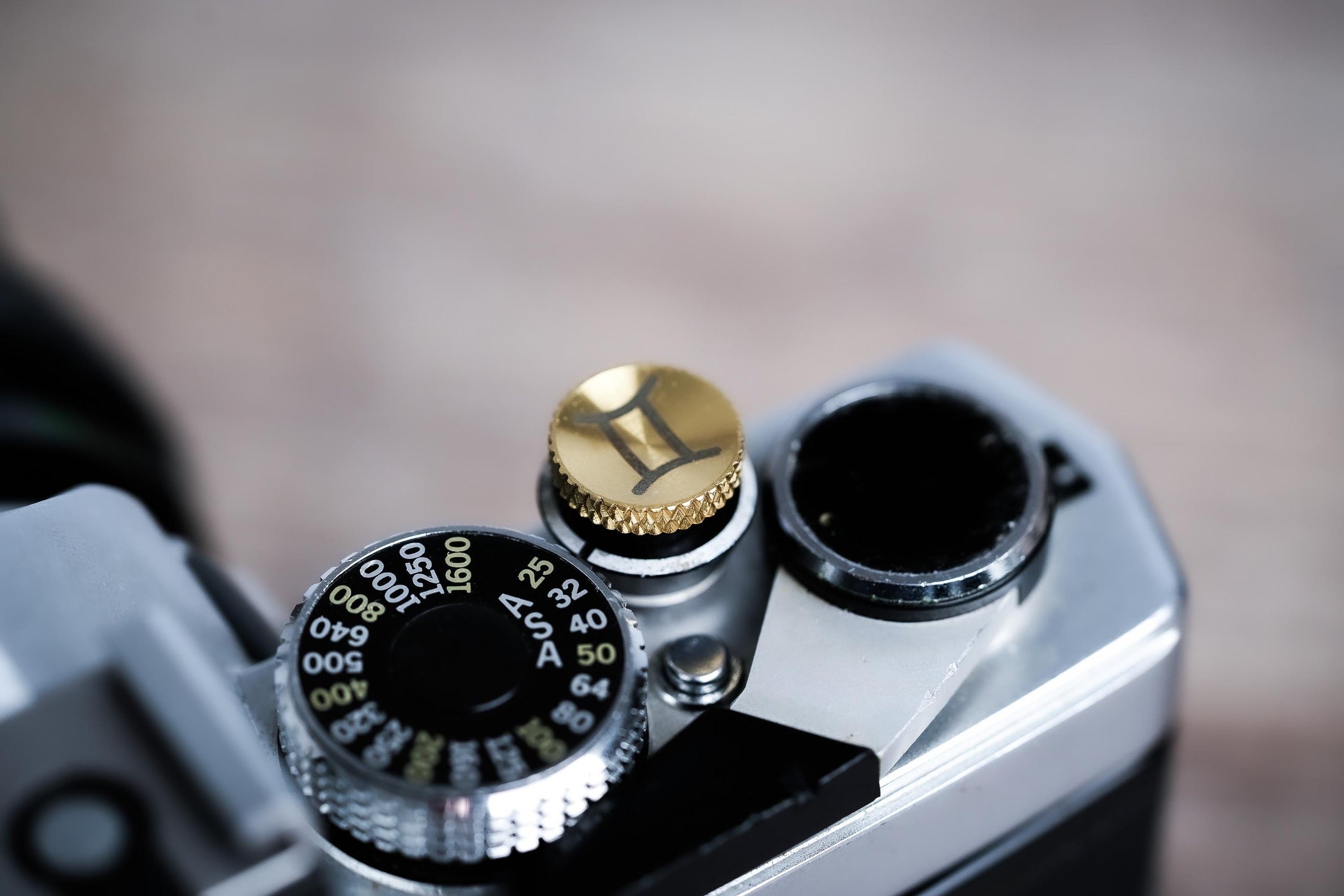 Ontspanknop sterrenbeeld Tweelingen – Gemini symbool – licht messing – gelaserd & handgemaakt